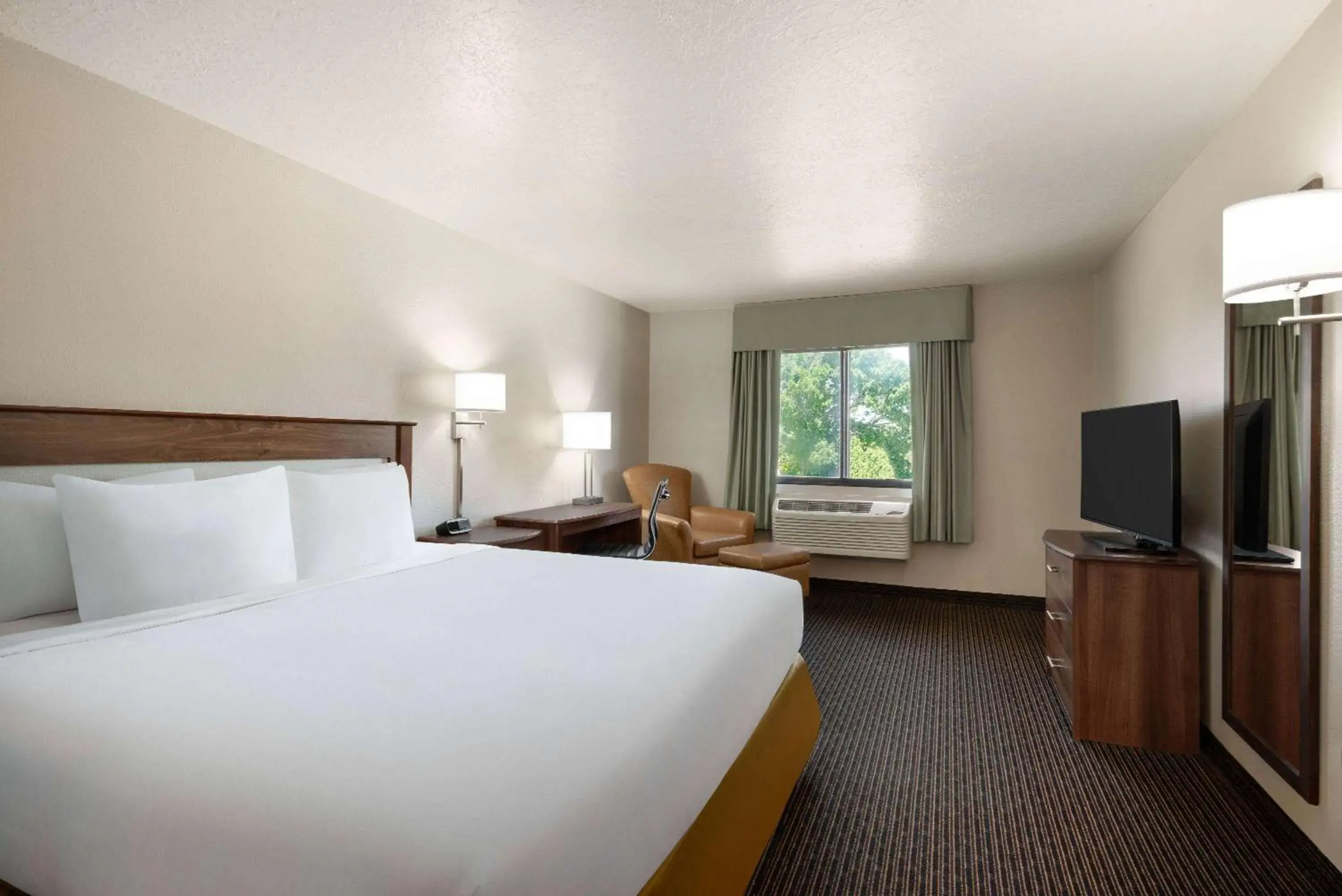 King Room - Non-Smoking in Travelodge by Wyndham Vaughn King Room - Non-Smoking in Travelodge by Wyndham Vaughn