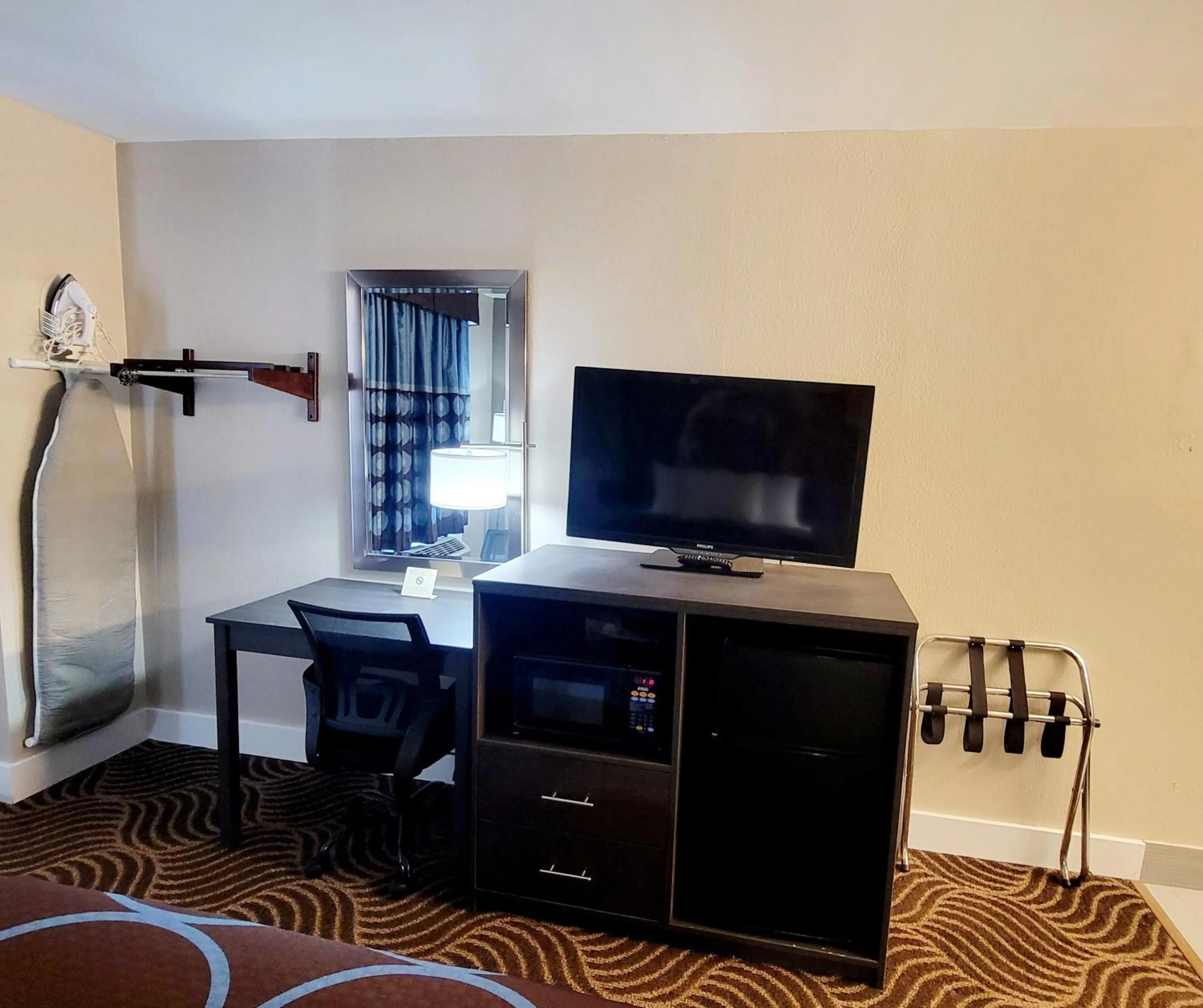 Communal lounge/ TV room in Super 8 by Wyndham Marion NC