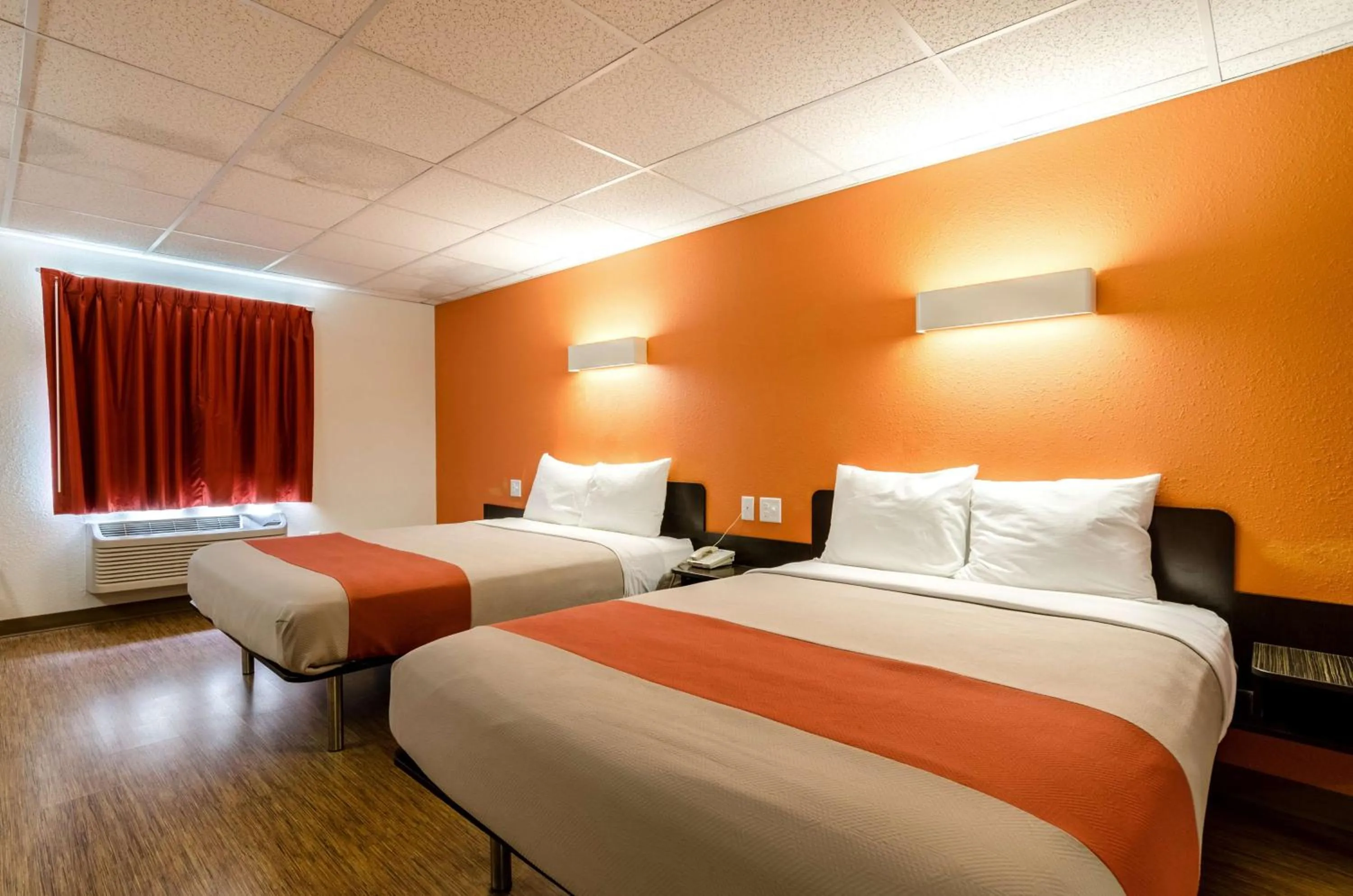 Photo of the whole room, Bed in Motel 6-York, NE