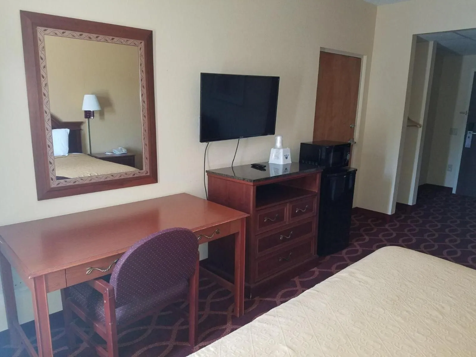 TV and multimedia in Americas Best Value Inn Evansville East