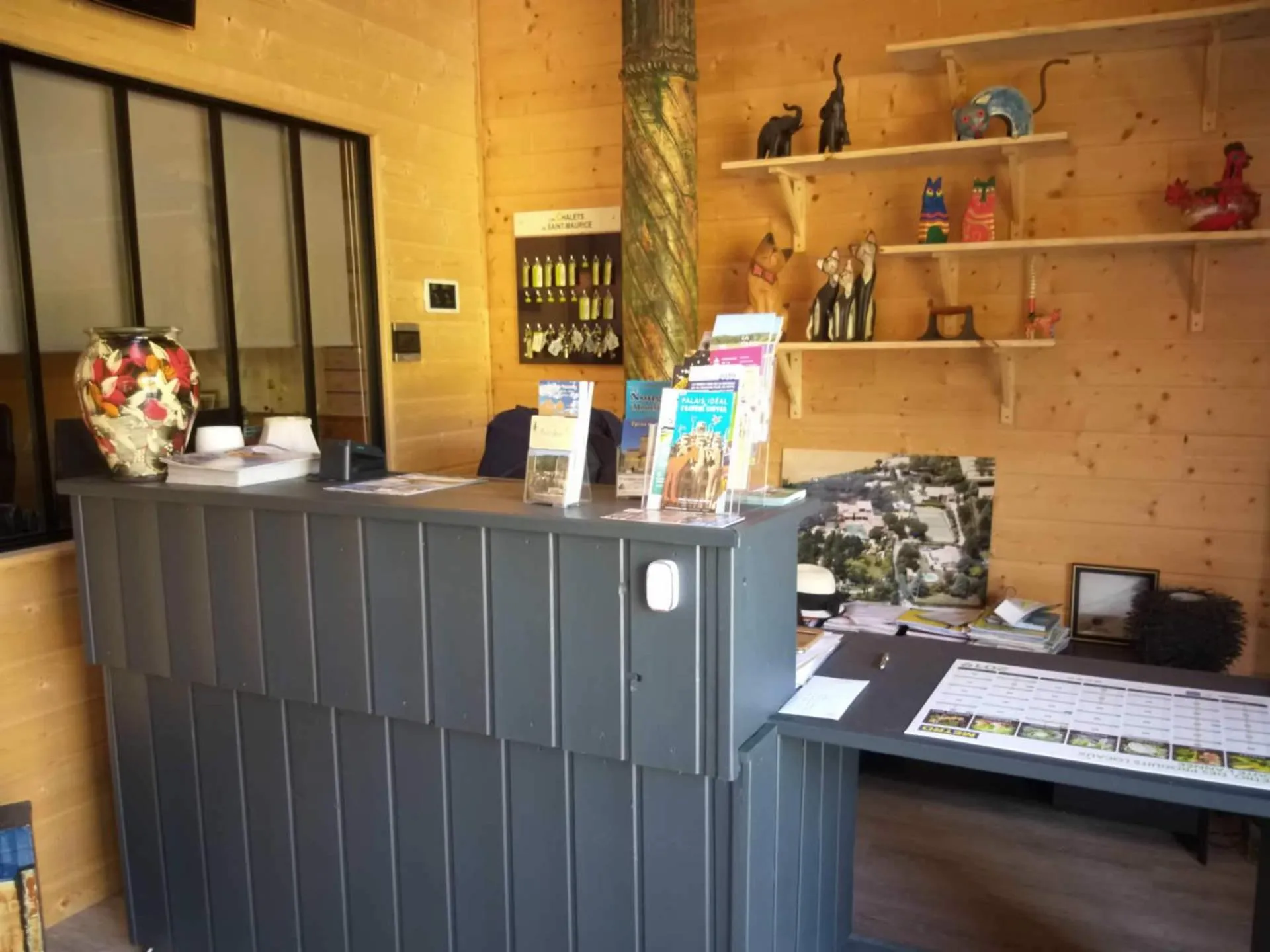 Lobby or reception in Les Chalets de Saint Maurice (Dieulefit)