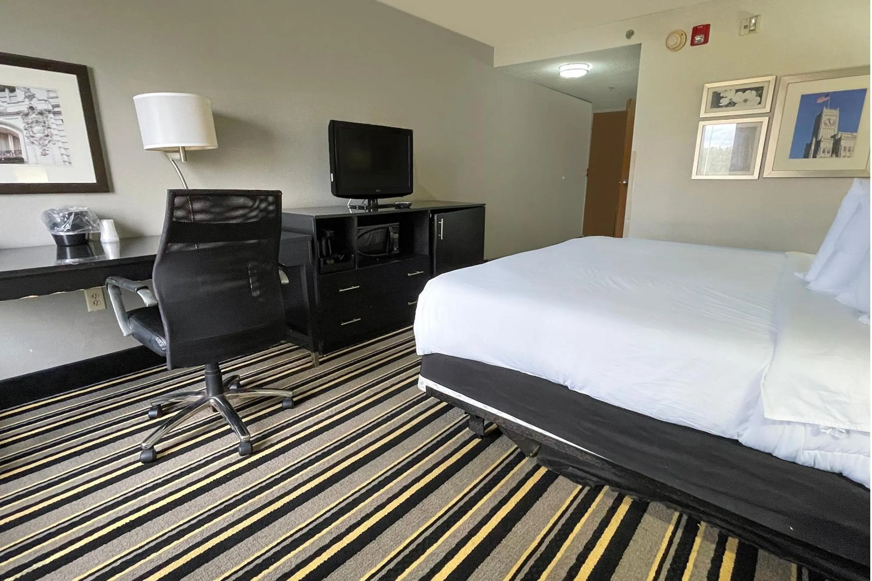 Bedroom, Bed in OYO Townhouse Jackson - Ridgeland