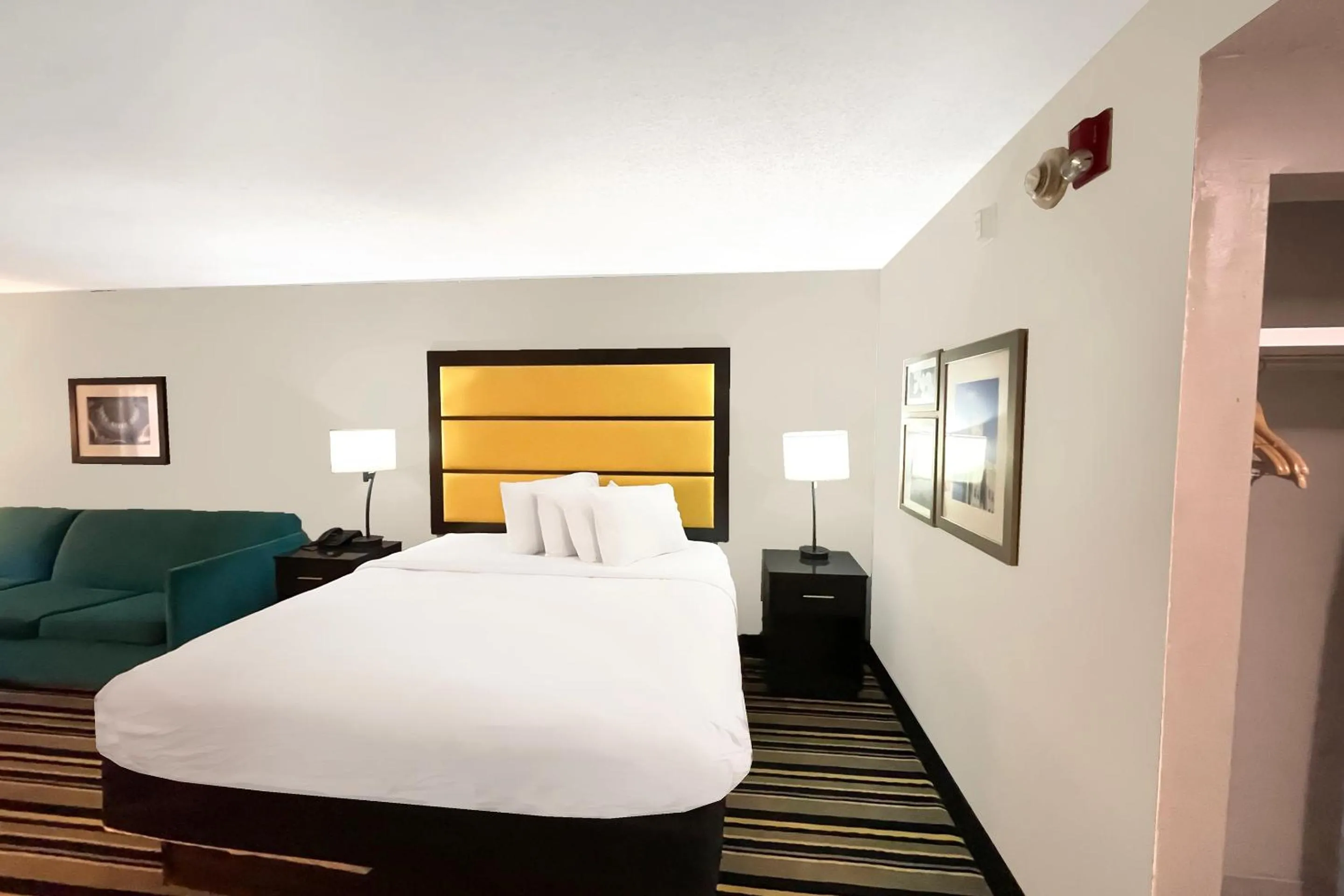 Bedroom, Bed in OYO Townhouse Jackson - Ridgeland