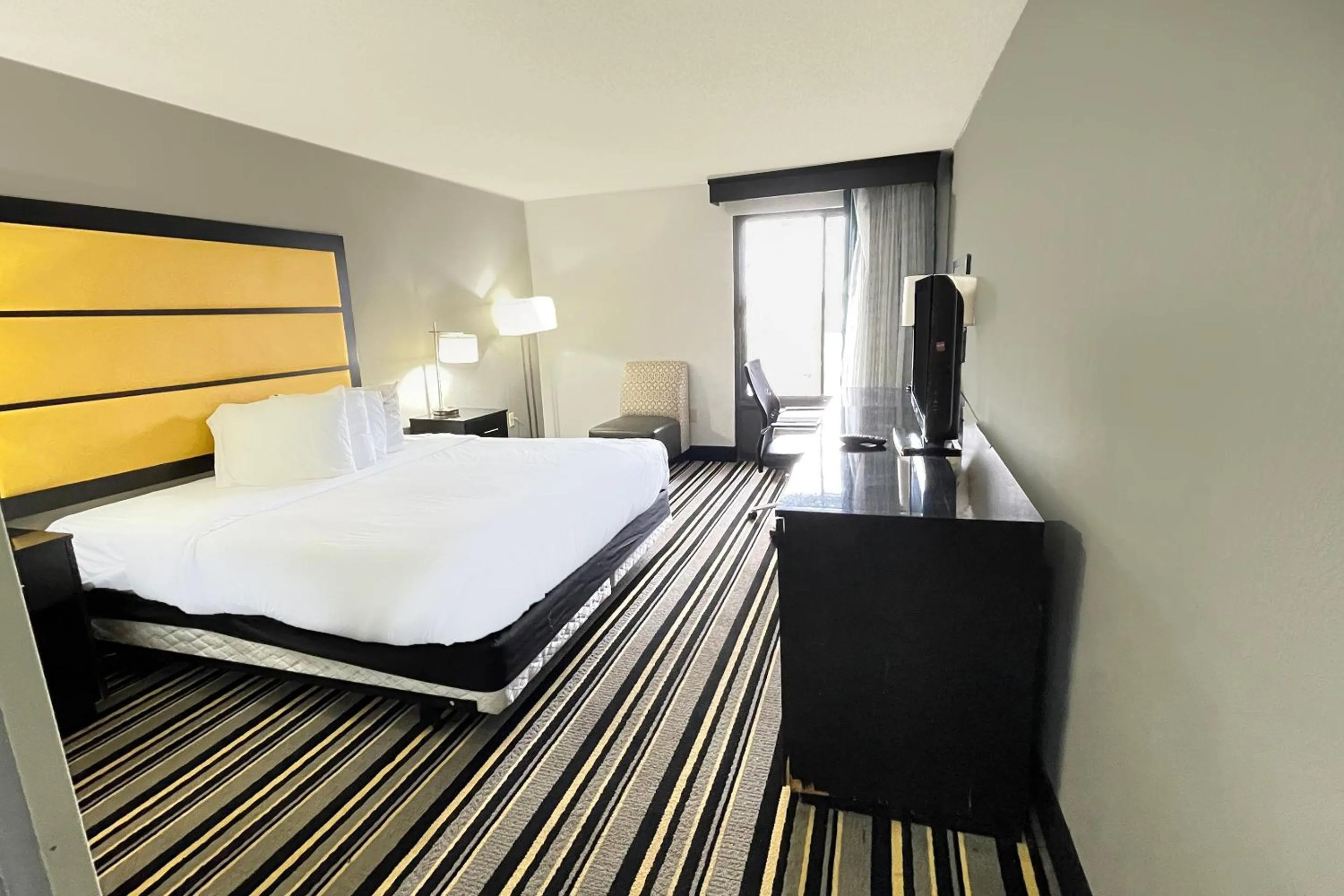 Bedroom, Bed in OYO Townhouse Jackson - Ridgeland