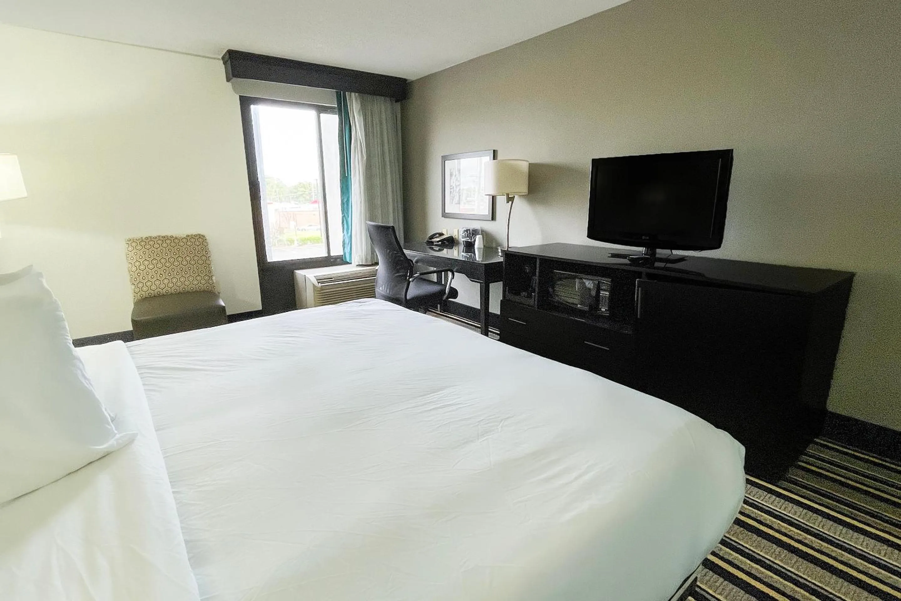 Bedroom, Bed in OYO Townhouse Jackson - Ridgeland