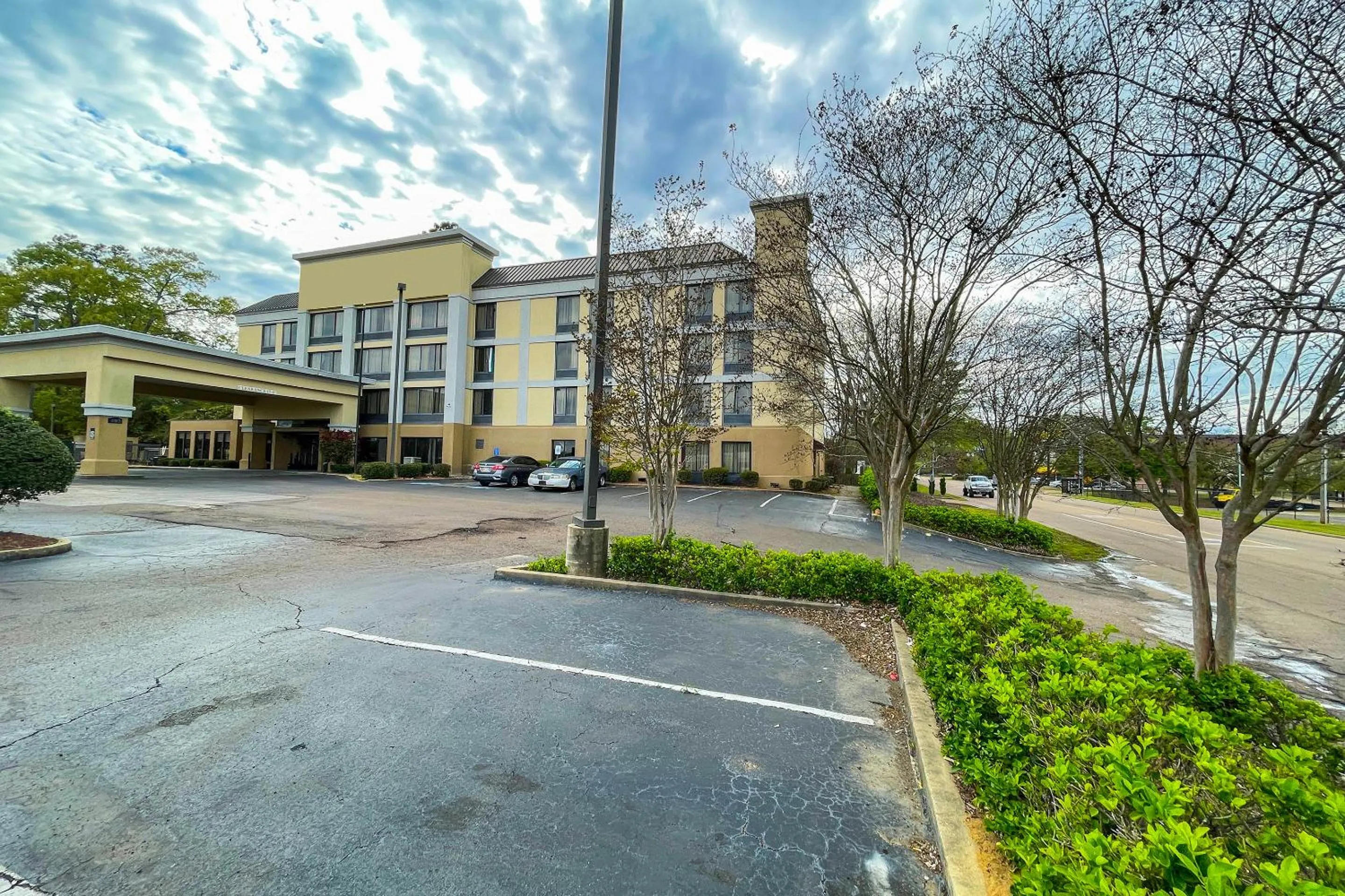 Parking in OYO Townhouse Jackson - Ridgeland