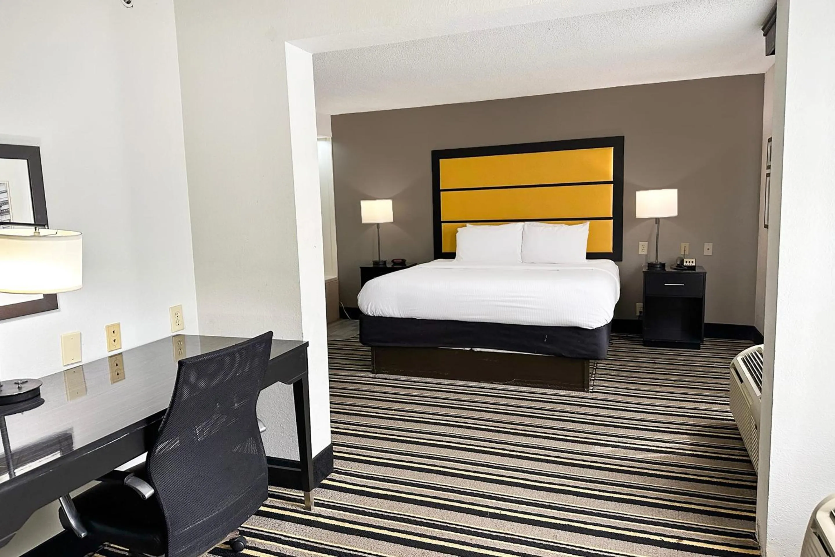 Bedroom, Bed in OYO Townhouse Jackson - Ridgeland