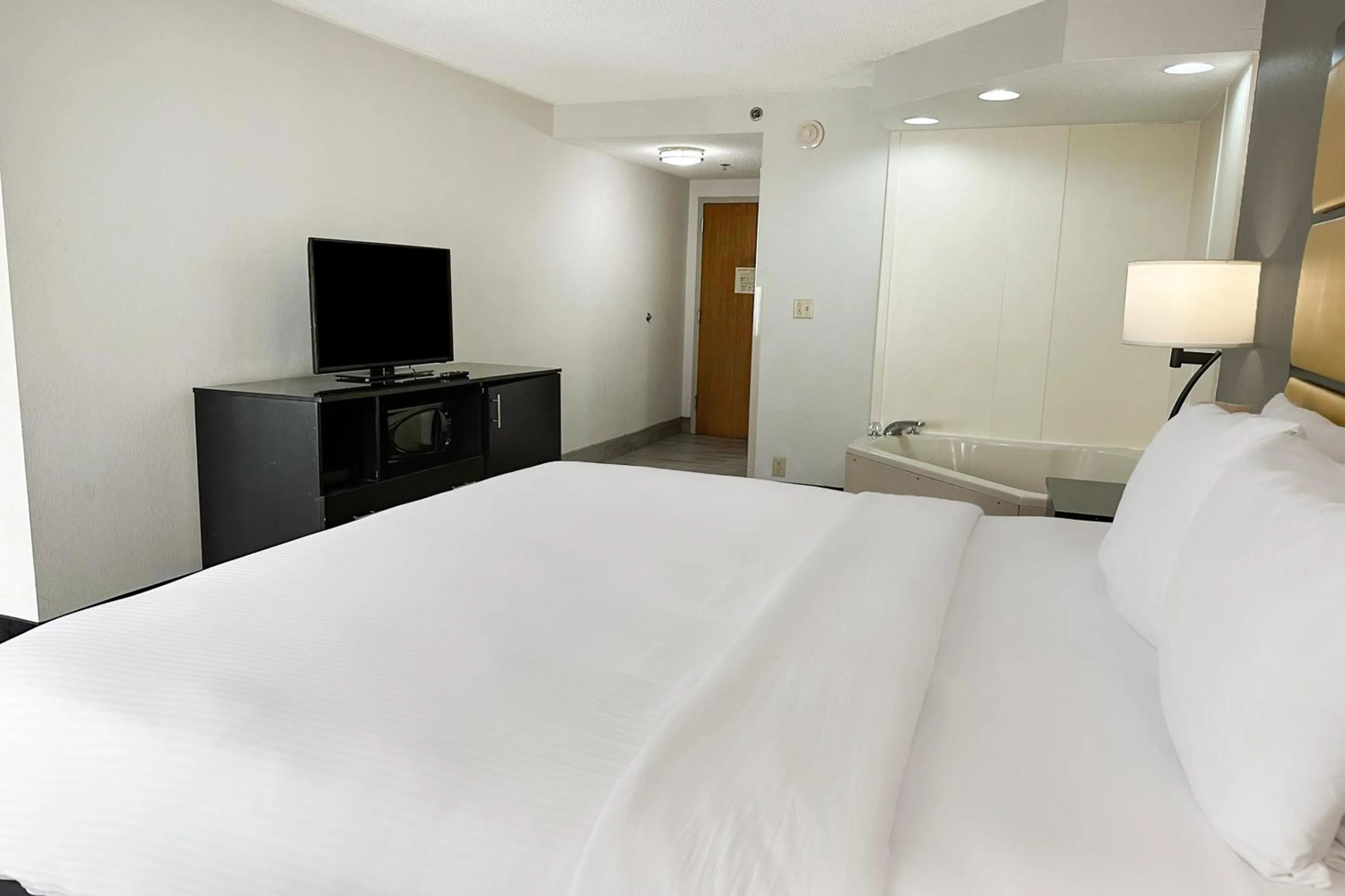 Bedroom, Bed in OYO Townhouse Jackson - Ridgeland