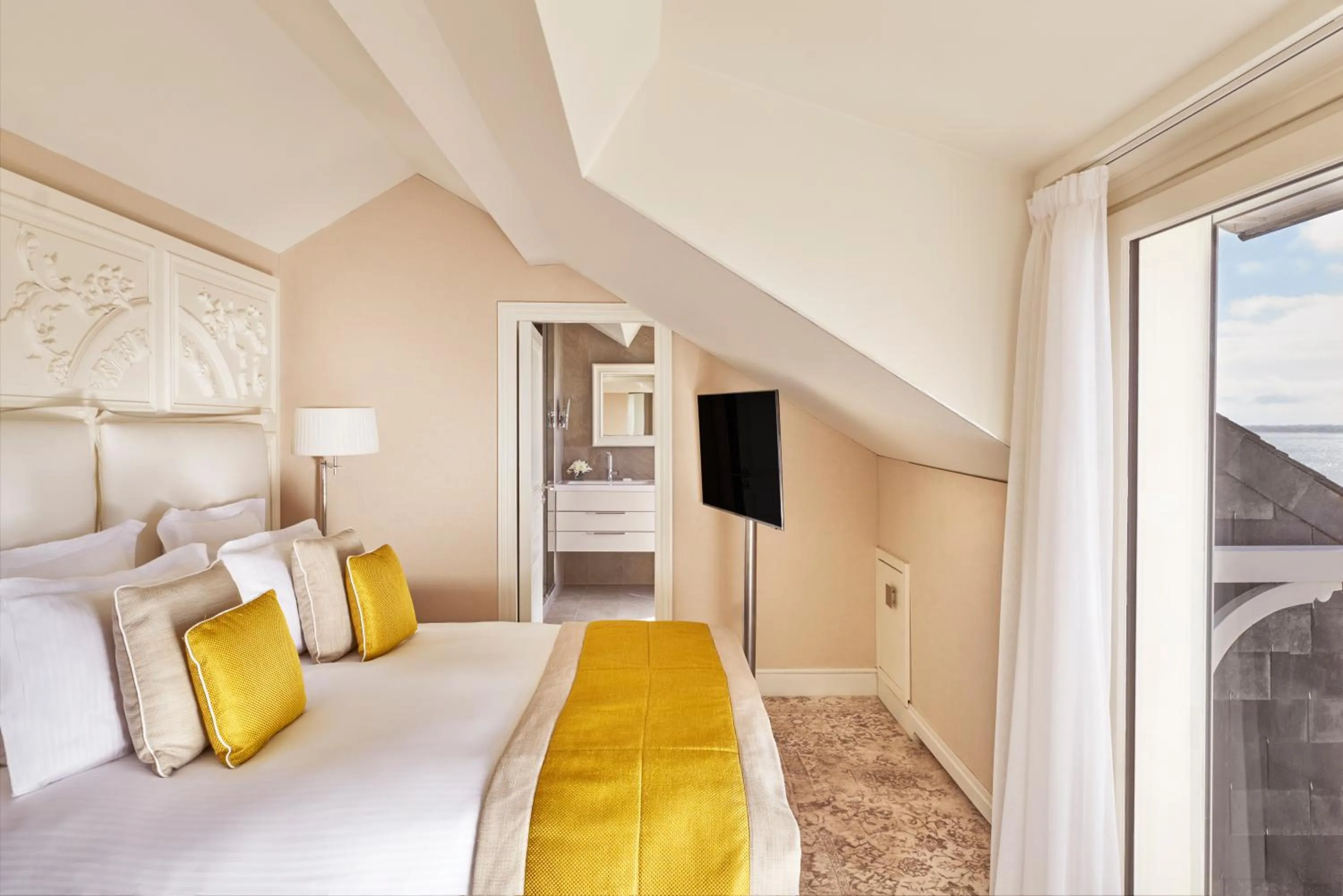 Photo of the whole room, Bed in Hôtel Barrière Le Royal La Baule