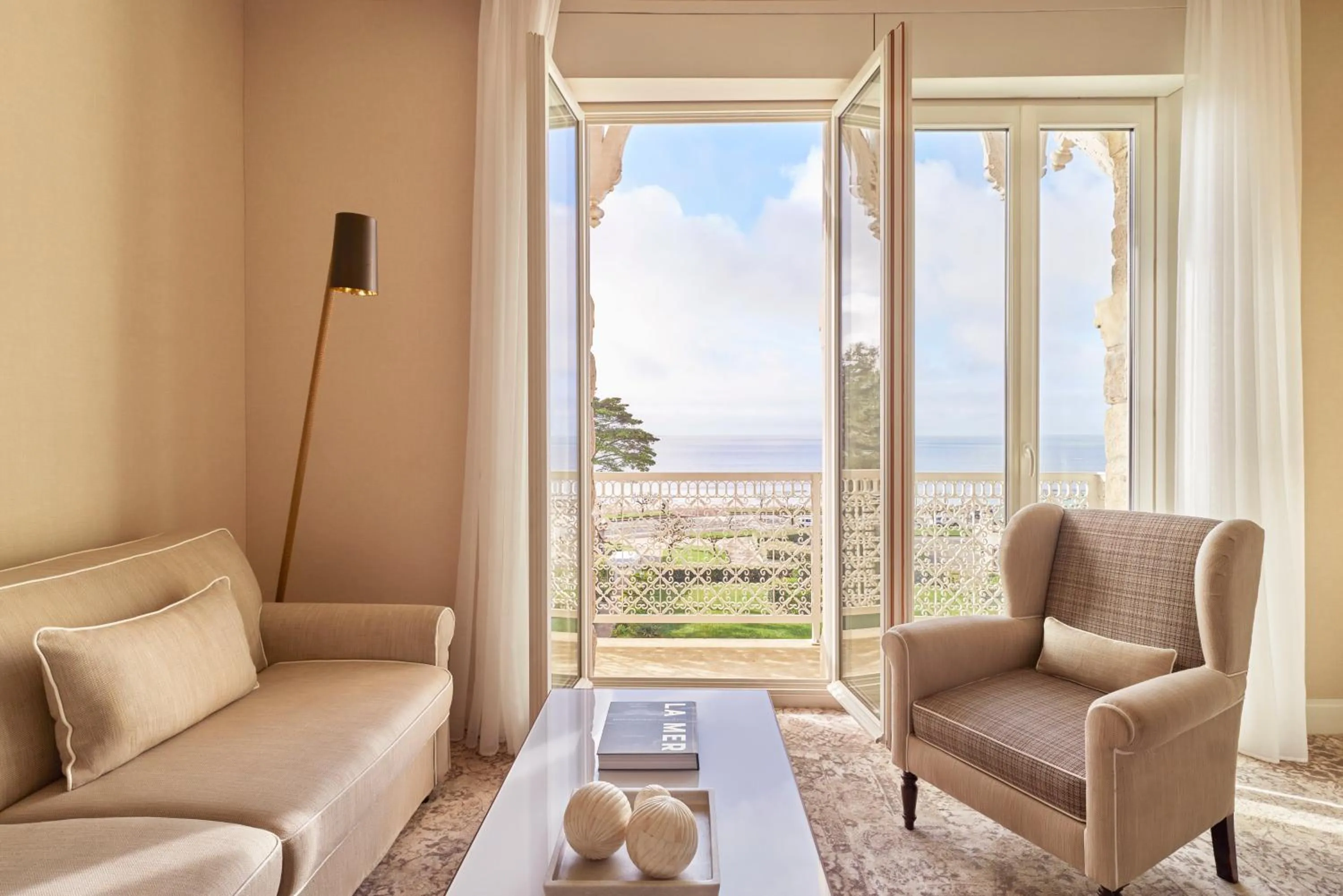 Living room in Hôtel Barrière Le Royal La Baule