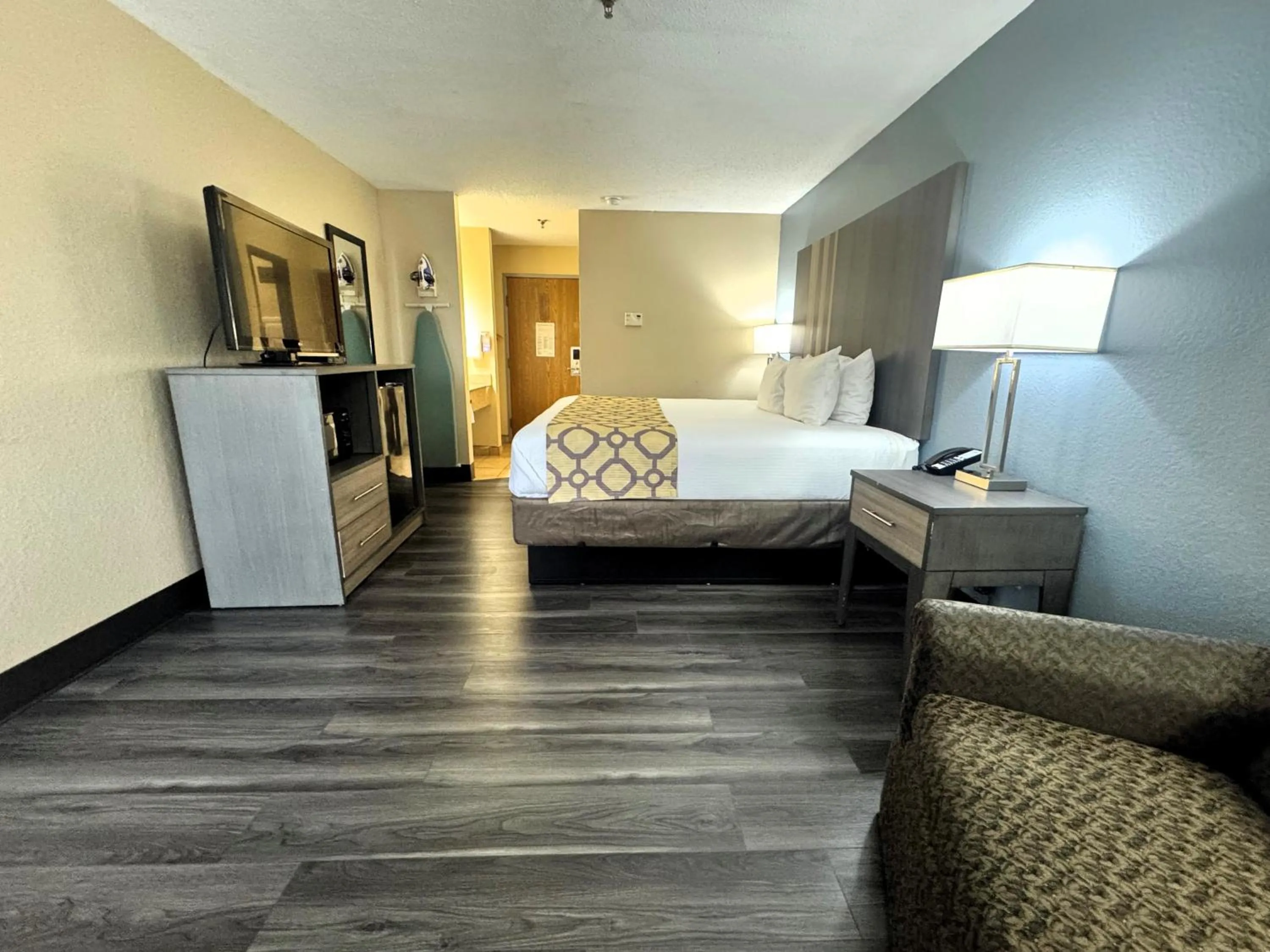 Photo of the whole room, Bed in Baymont by Wyndham Tupelo