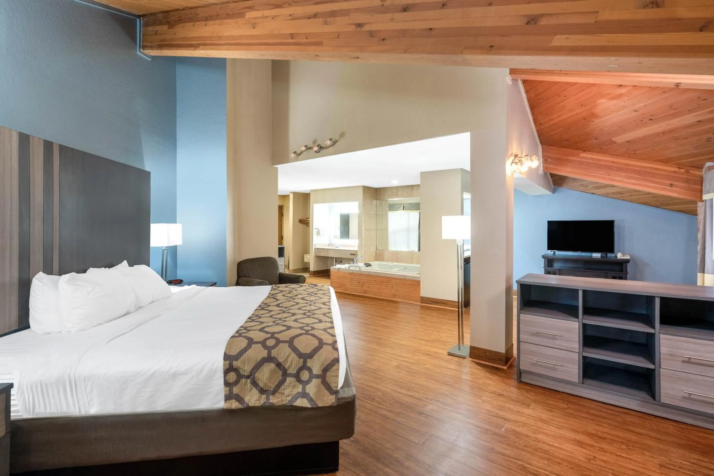 Bedroom, Bed in Baymont by Wyndham Tupelo