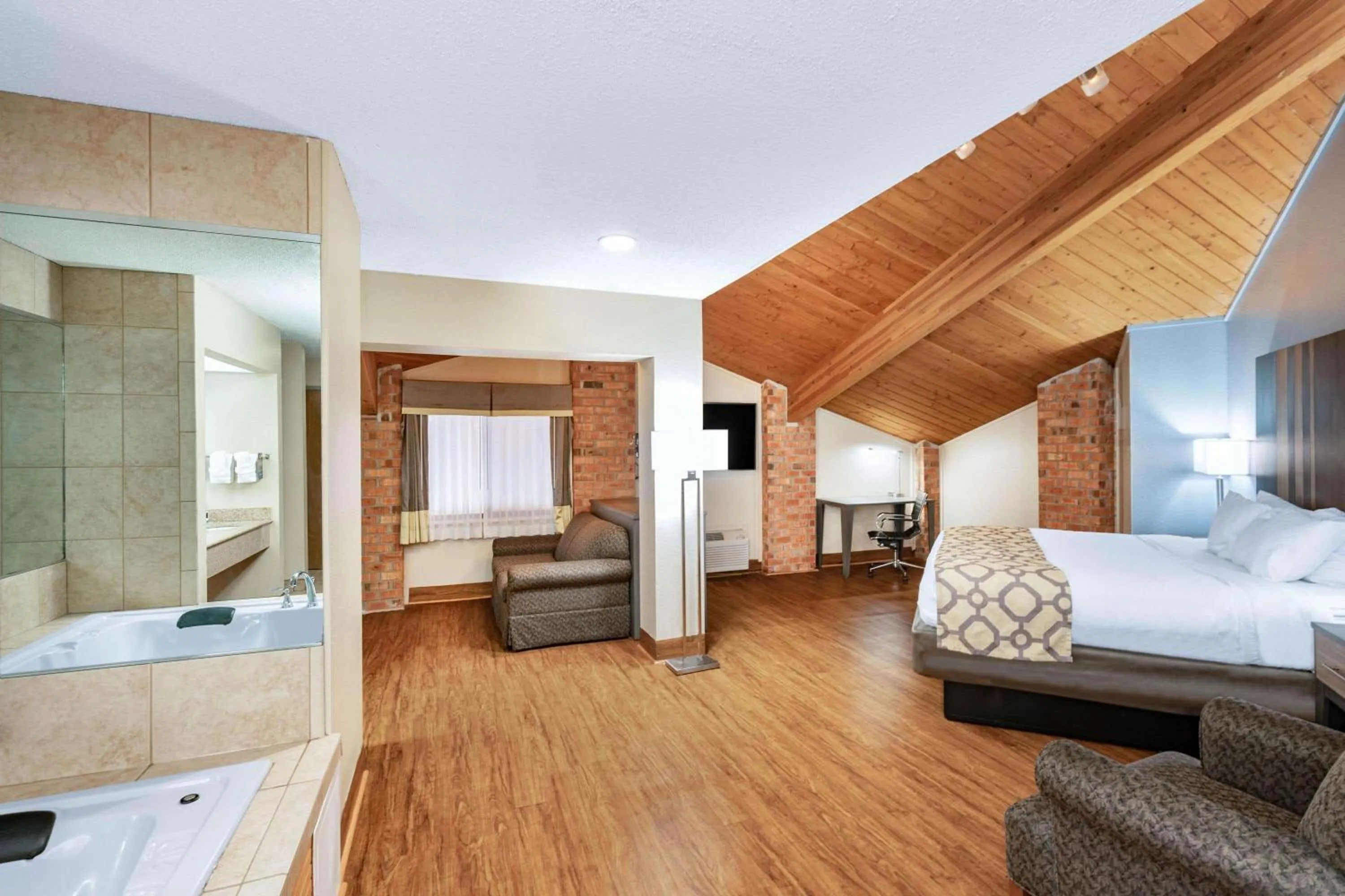 Photo of the whole room, Bed in Baymont by Wyndham Tupelo