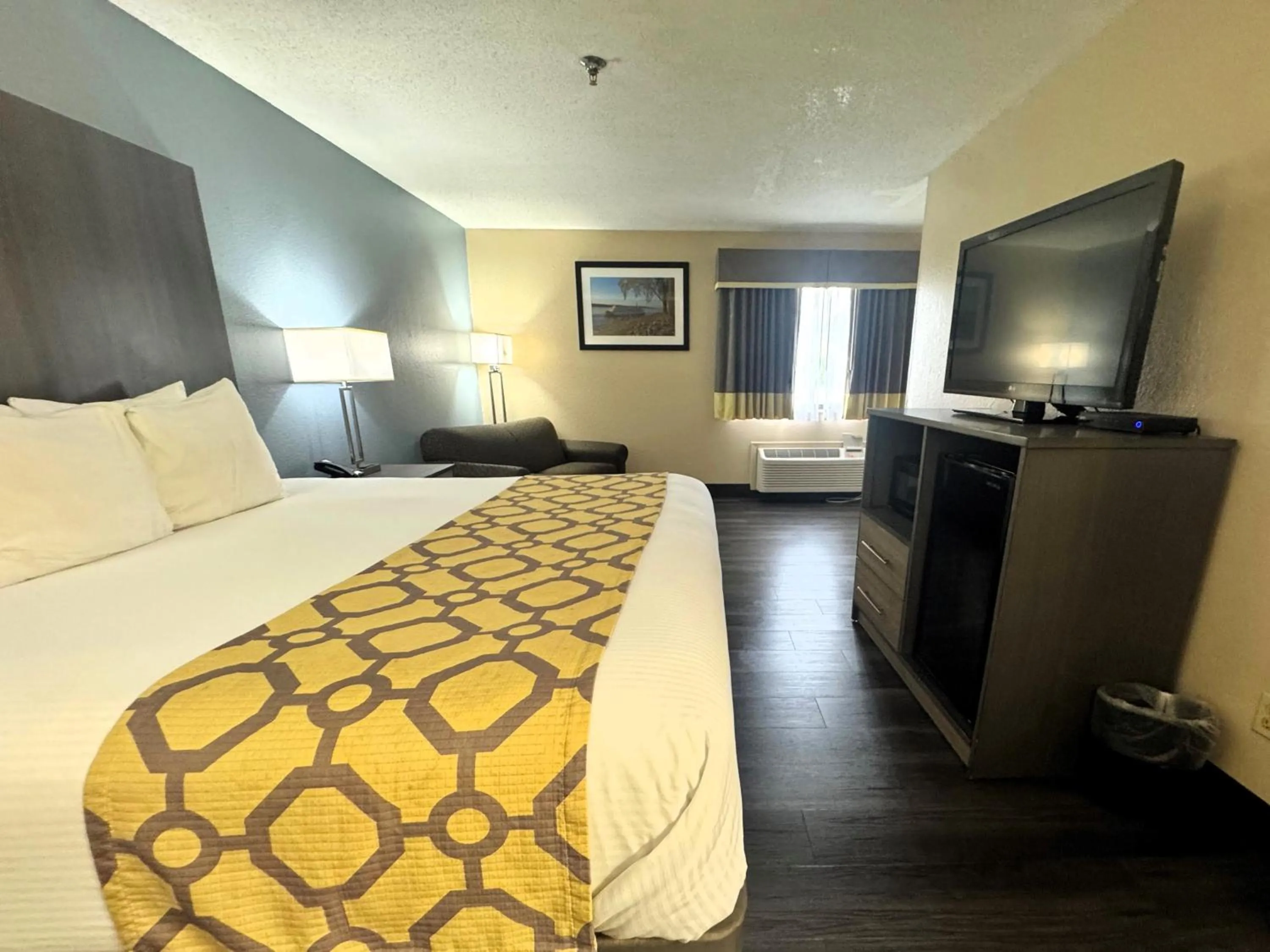 Photo of the whole room, Bed in Baymont by Wyndham Tupelo