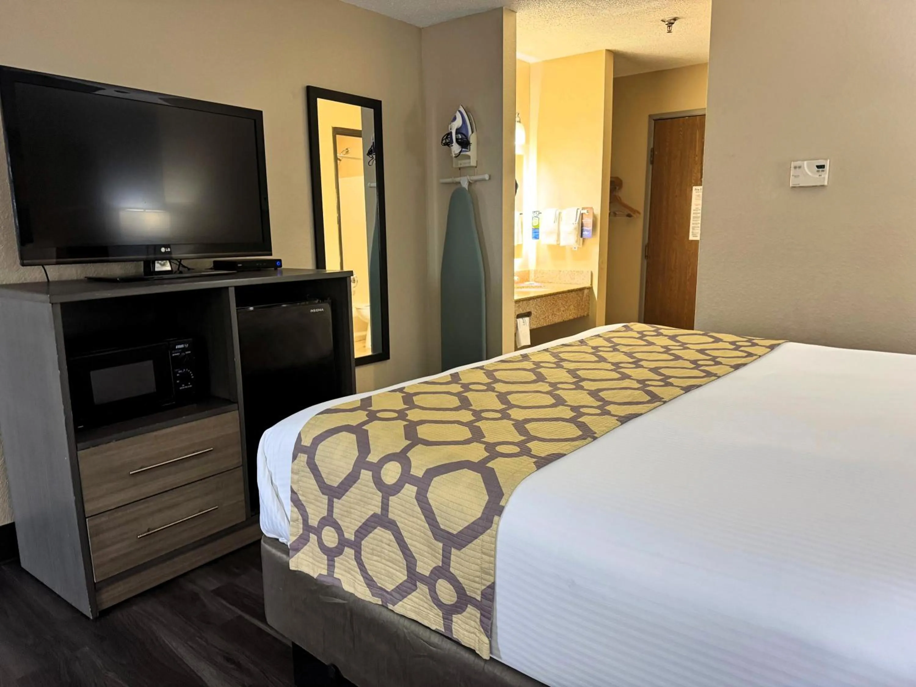 TV and multimedia, Bed in Baymont by Wyndham Tupelo