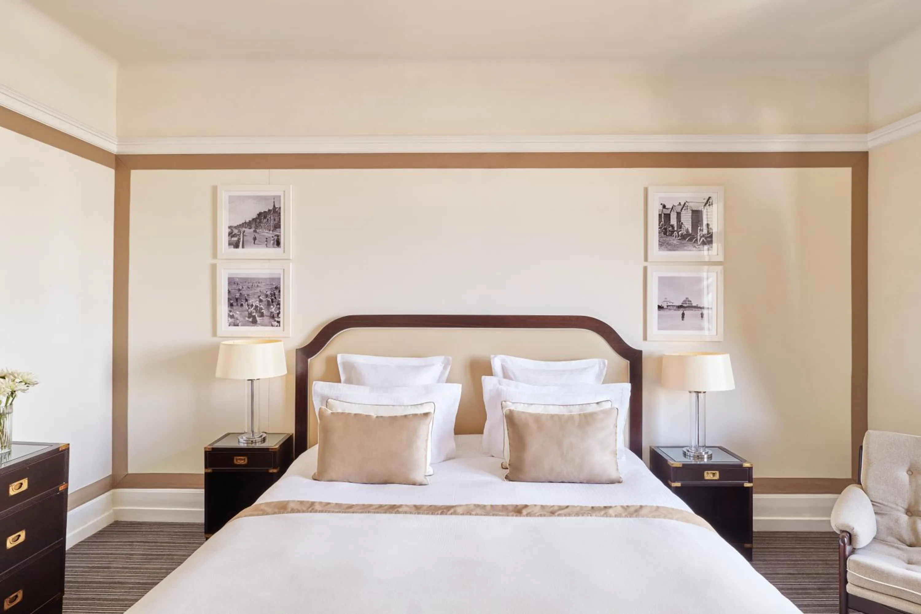 Bedroom, Bed in Hôtel Barrière L'Hermitage