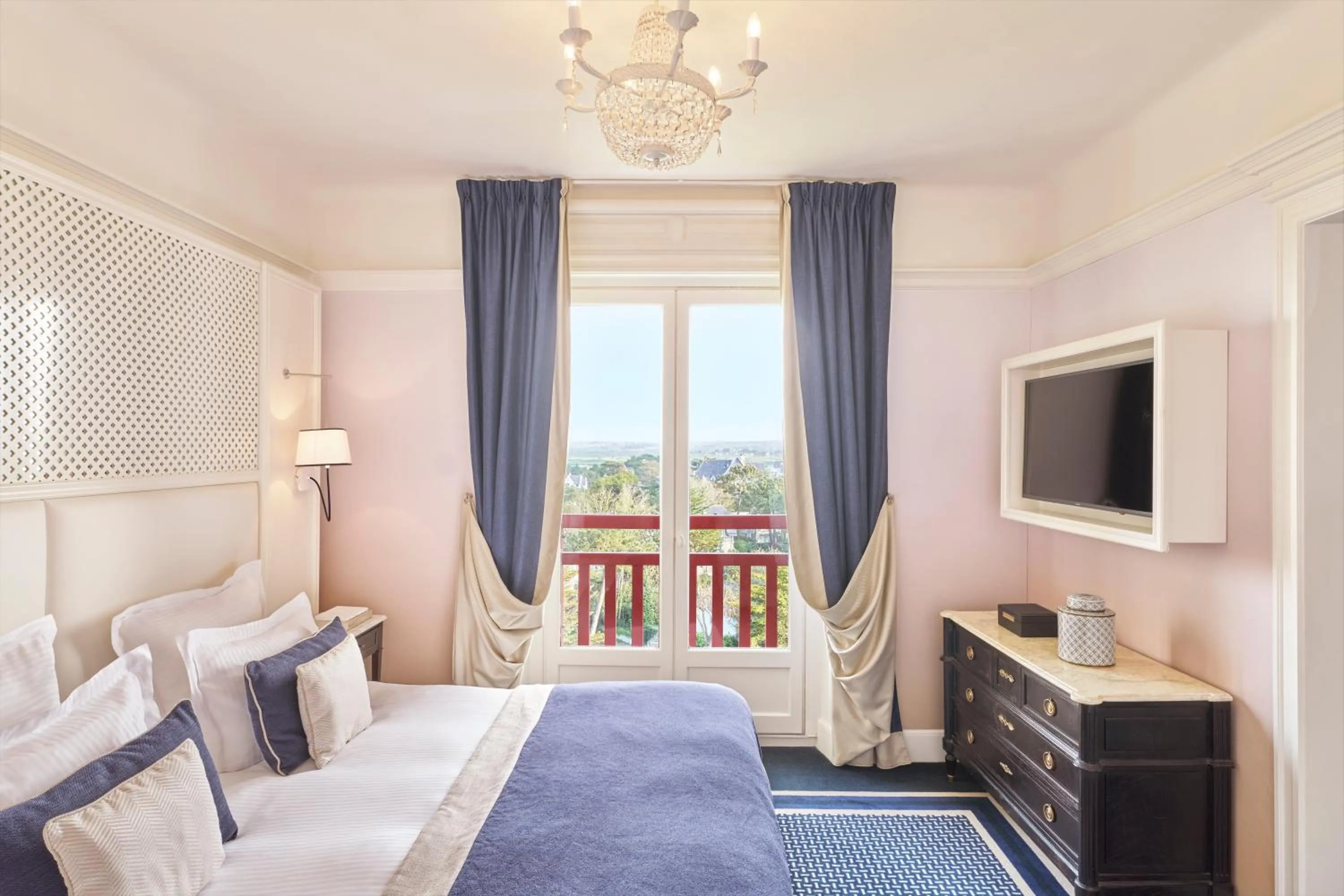 Bedroom, Bed in Hôtel Barrière L'Hermitage