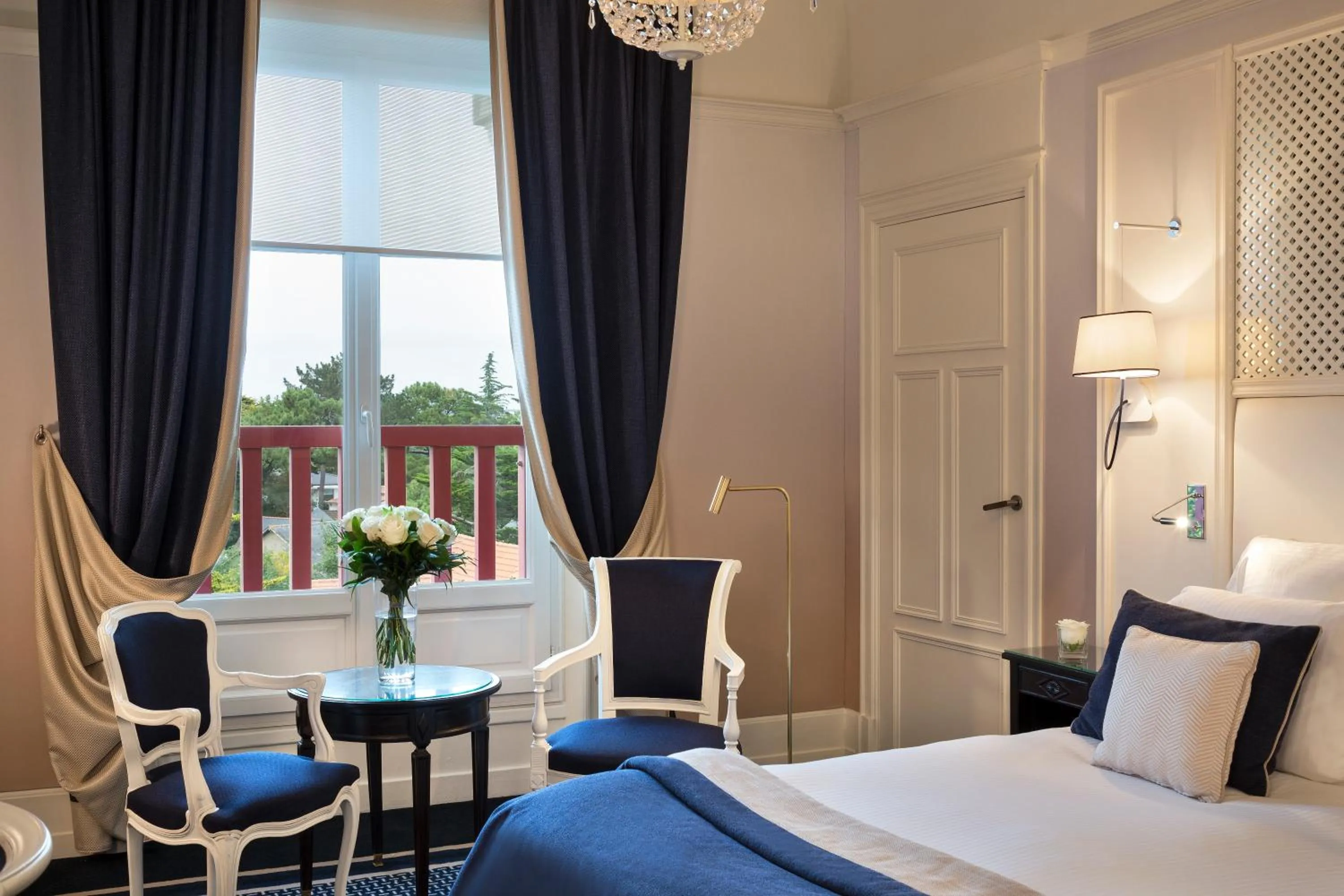 Bedroom, Bed in Hôtel Barrière L'Hermitage