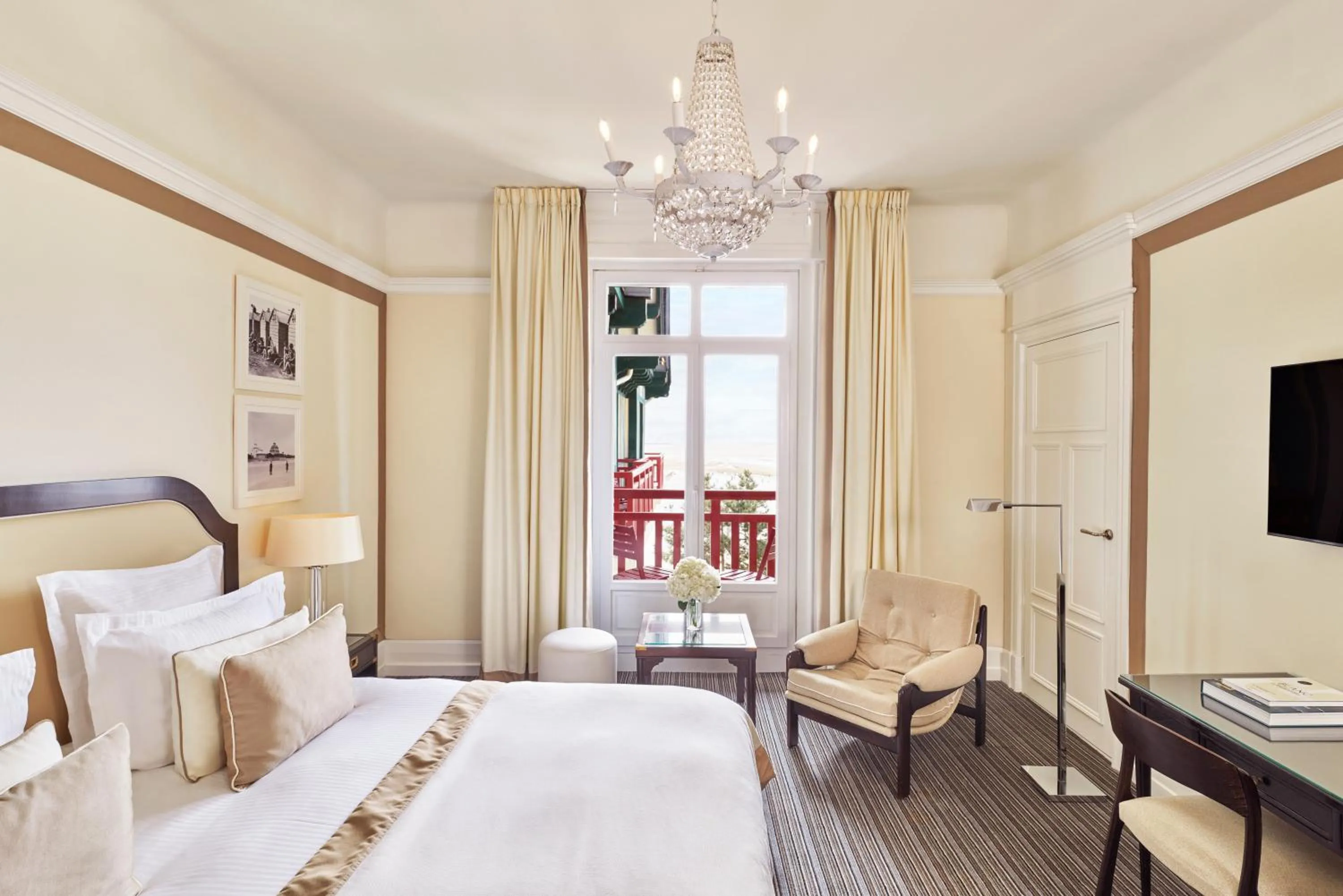 Bedroom, Bed in Hôtel Barrière L'Hermitage