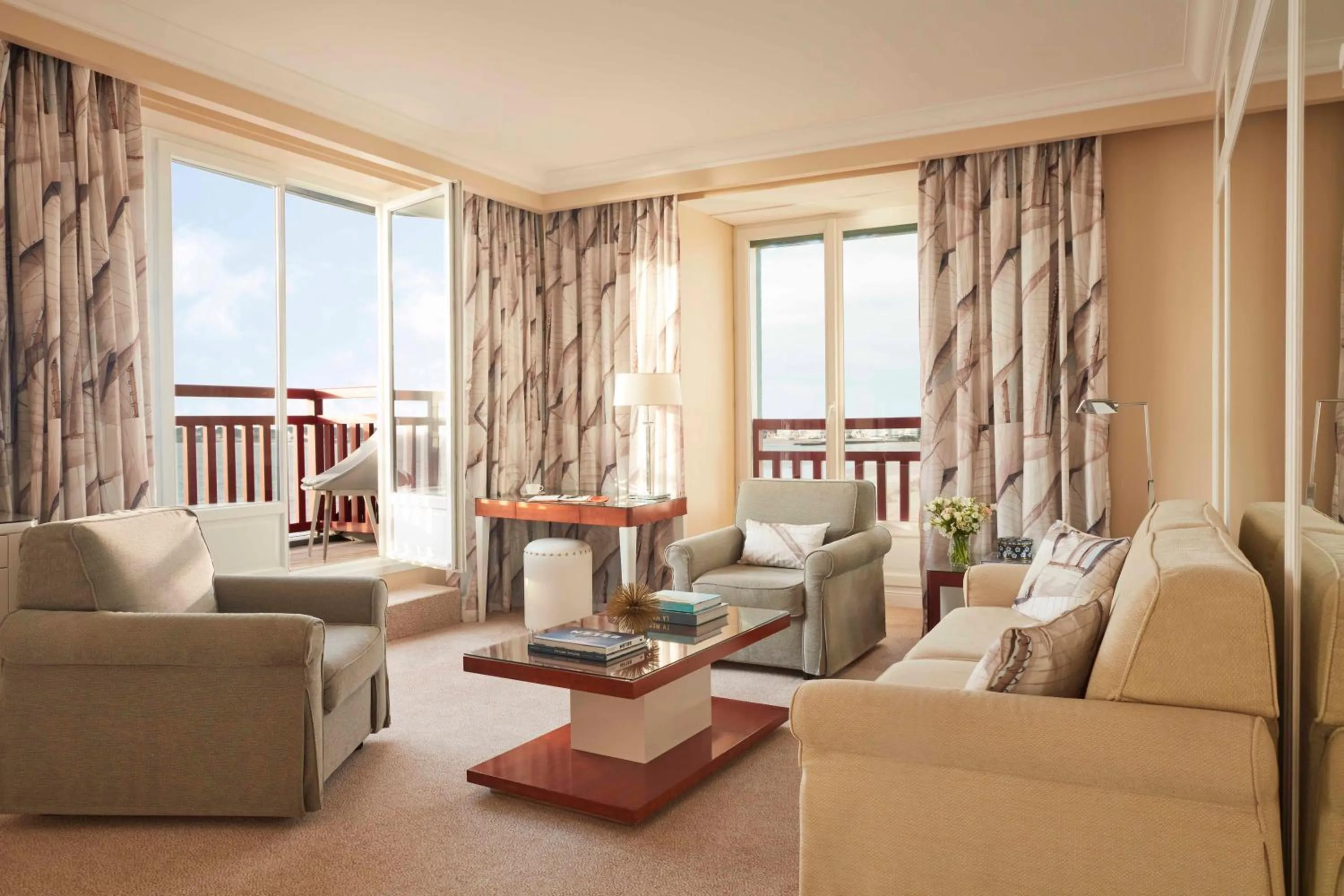 Living room in Hôtel Barrière L'Hermitage