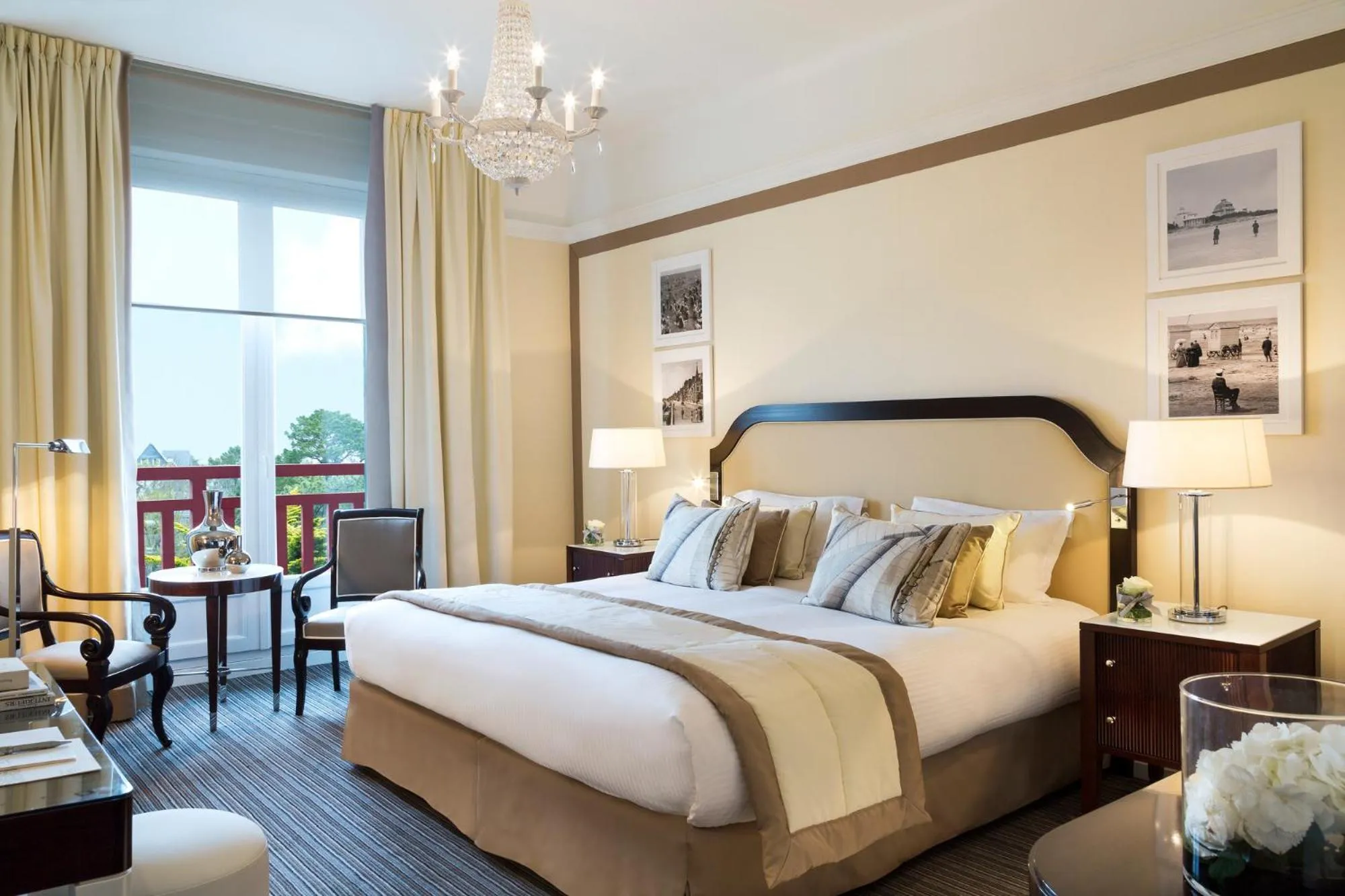 Bedroom, Bed in Hôtel Barrière L'Hermitage