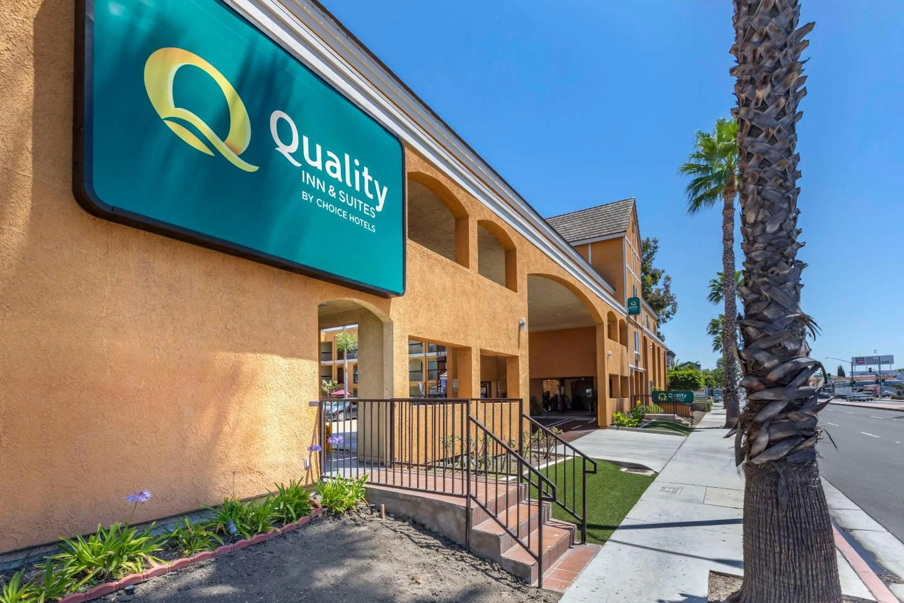 Property building in Quality Inn & Suites Westminster Seal Beach