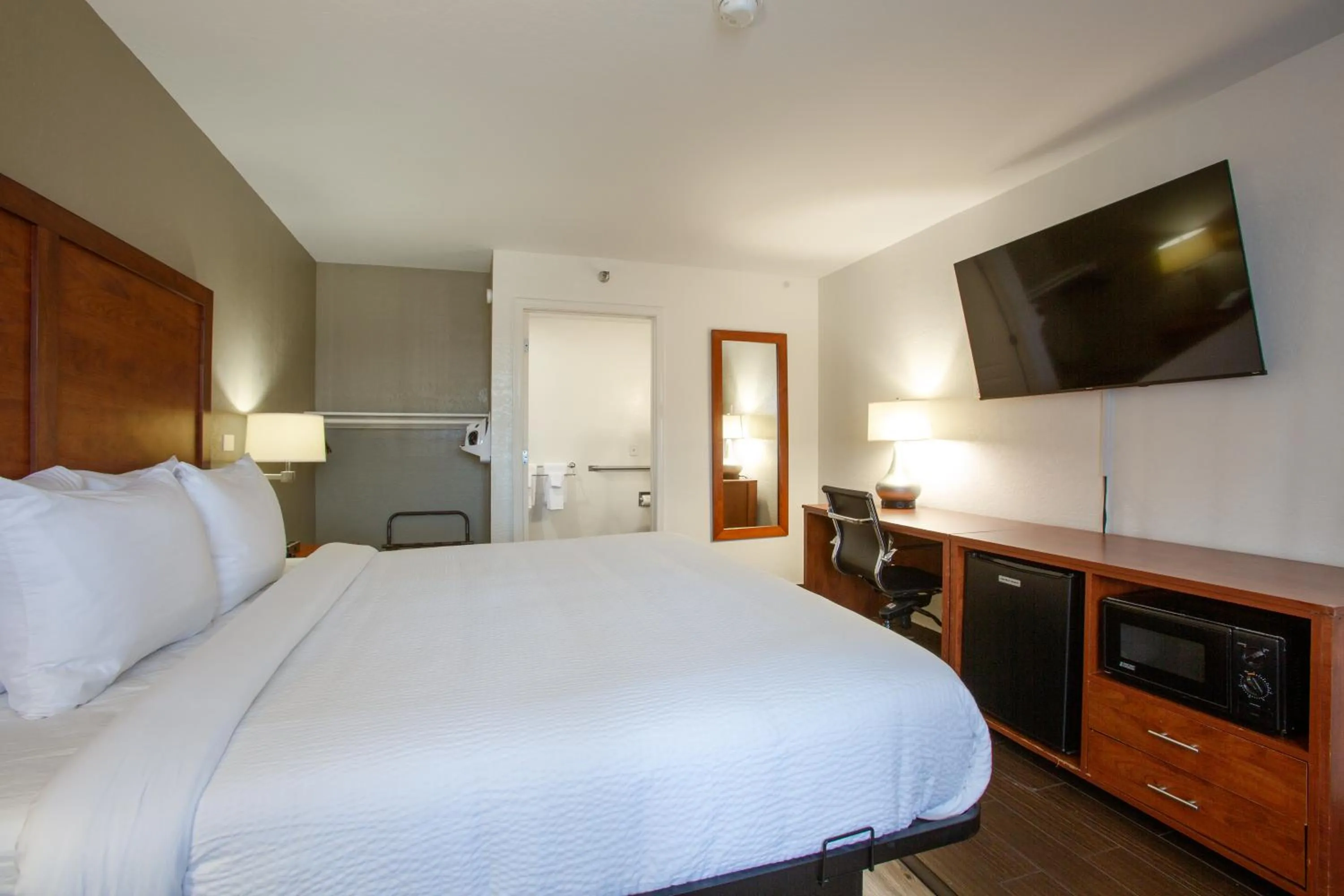 Bedroom, Bed in The Hotel Serene Glendale Peoria, Surestay Collection by Best Western