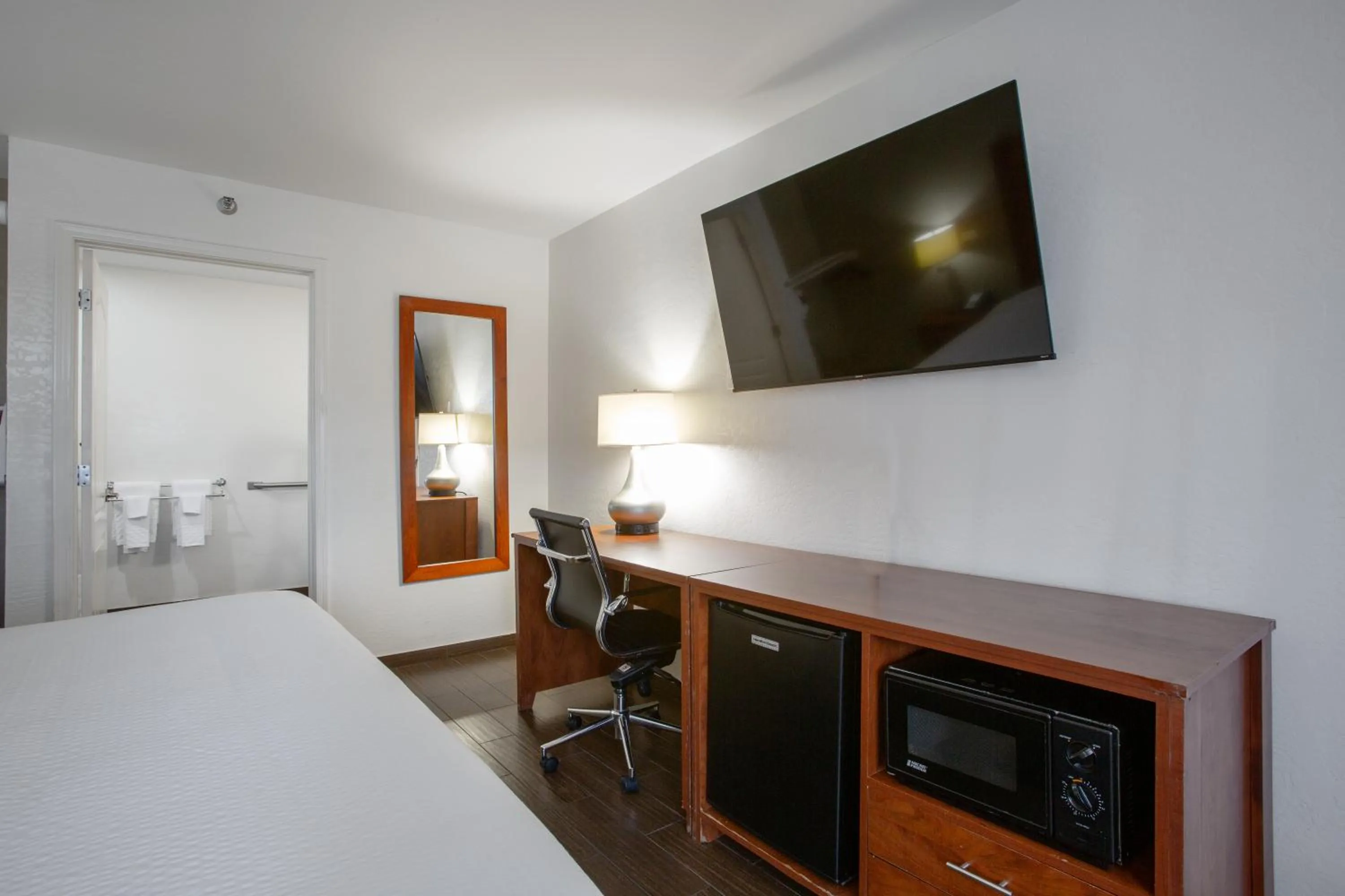 Bedroom, Bed in The Hotel Serene Glendale Peoria, Surestay Collection by Best Western