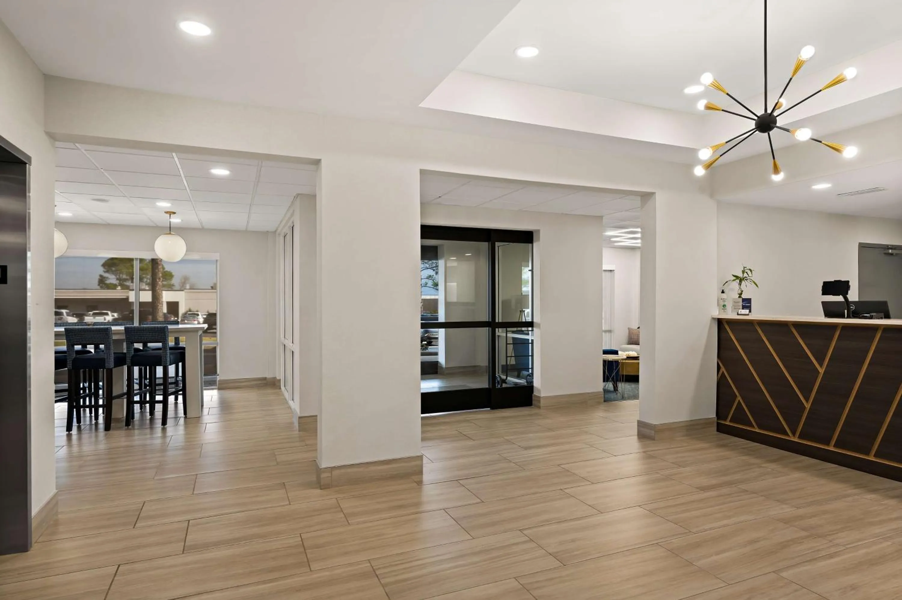 Communal lounge/ TV room in Best Western Shackleford