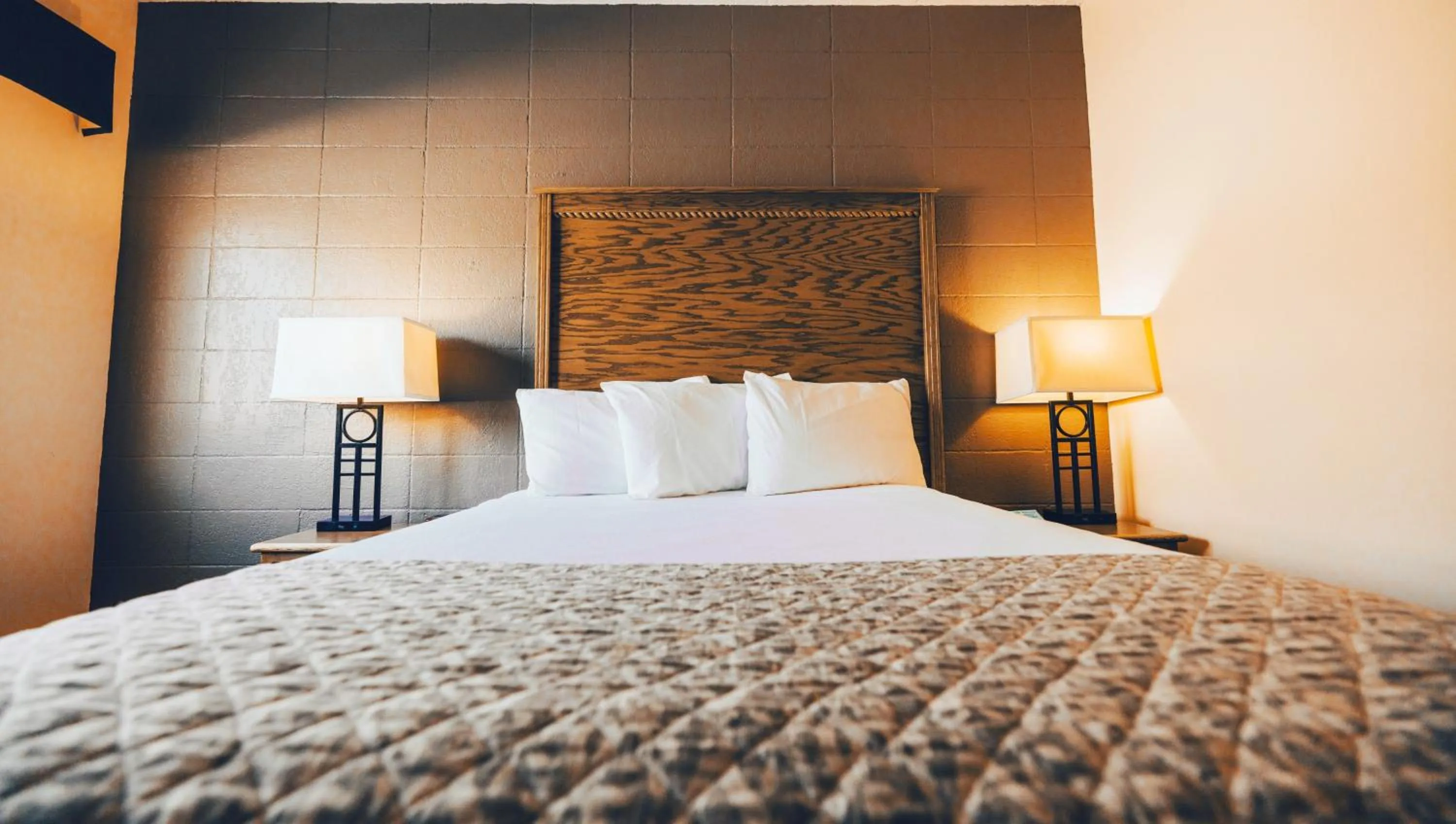 Bedroom, Bed in Wrangler Inn Mobridge