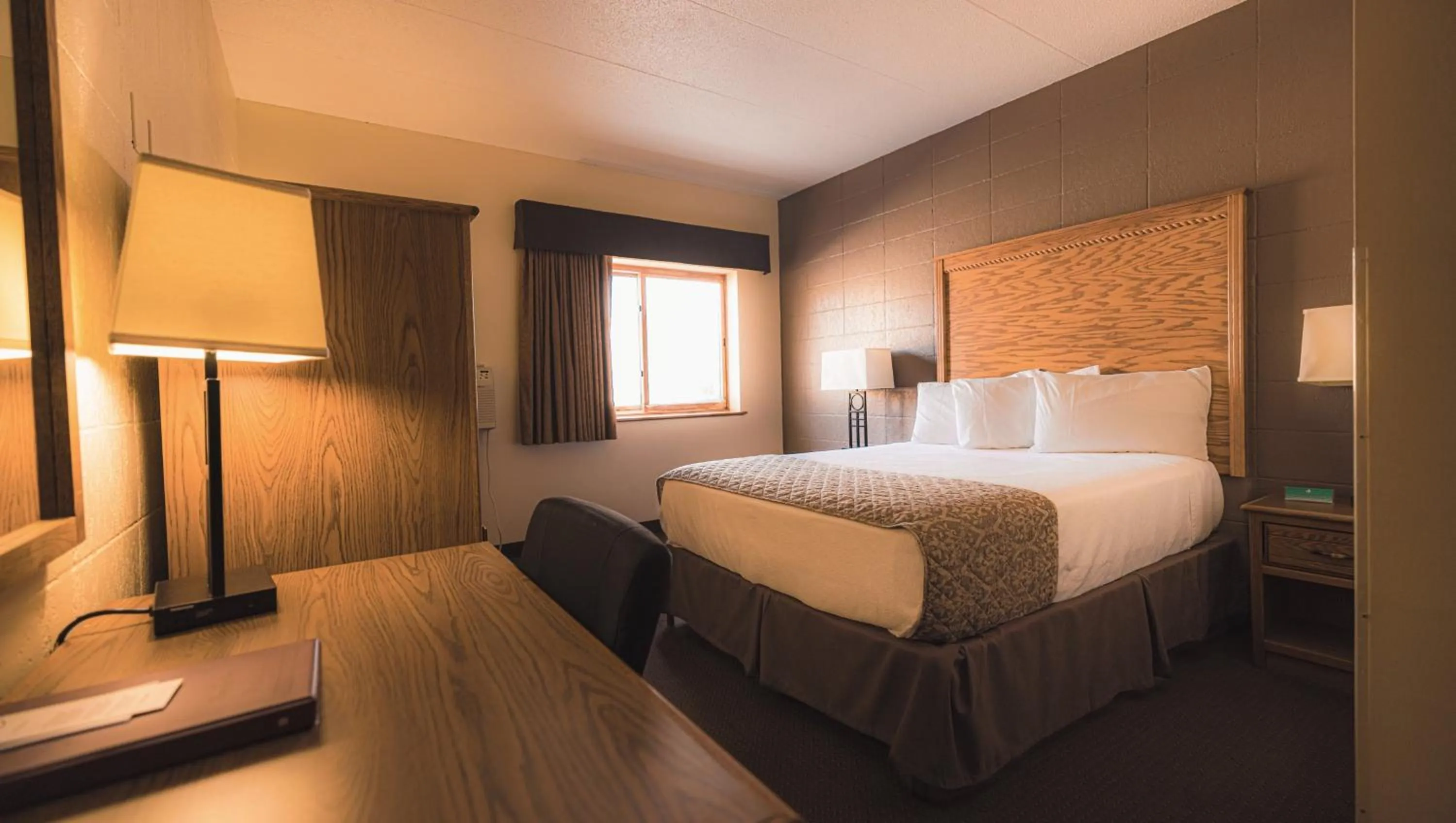 Bedroom, Bed in Wrangler Inn Mobridge