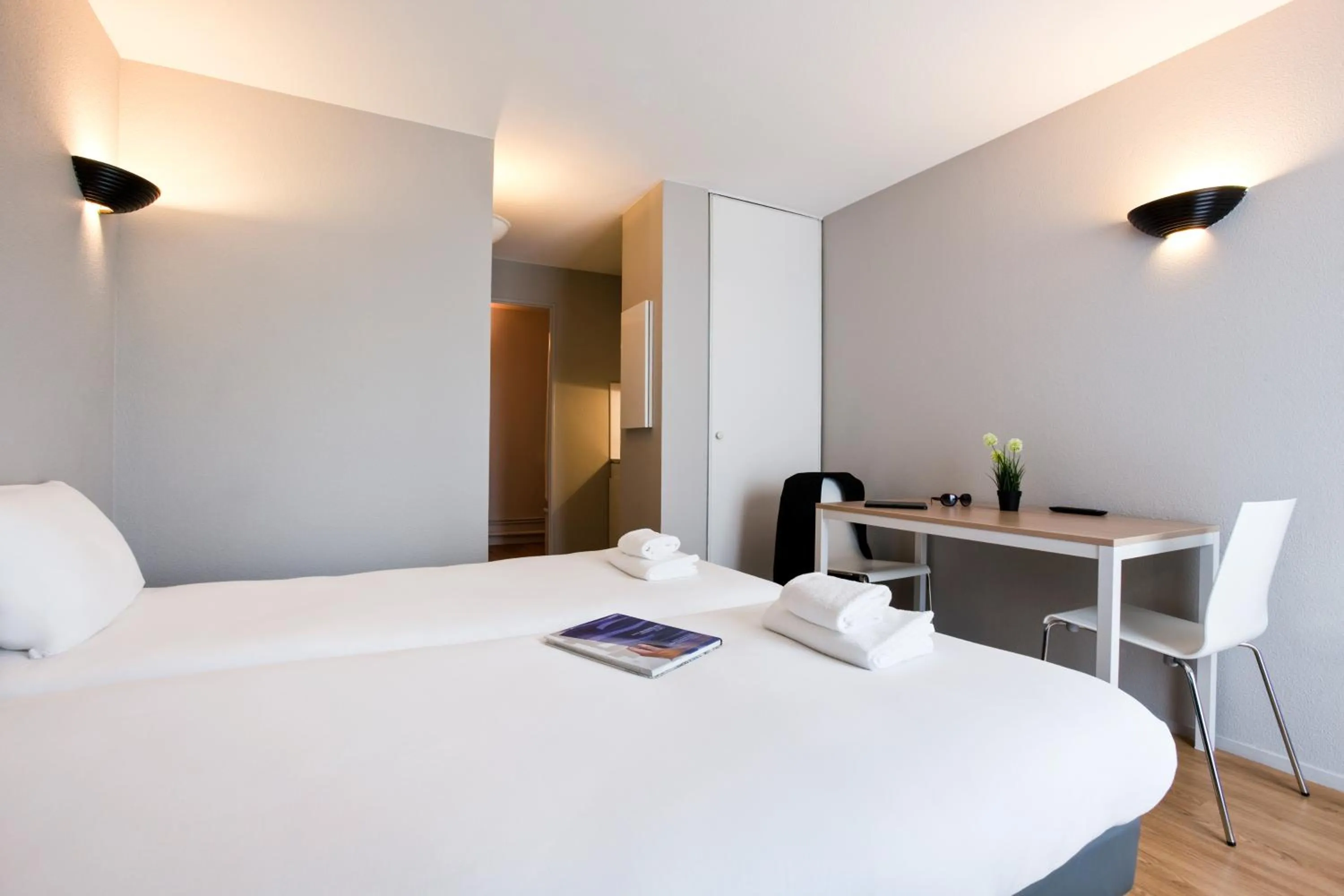 Living room, Bed in Aparthotel Adagio Access Paris Maisons-Alfort