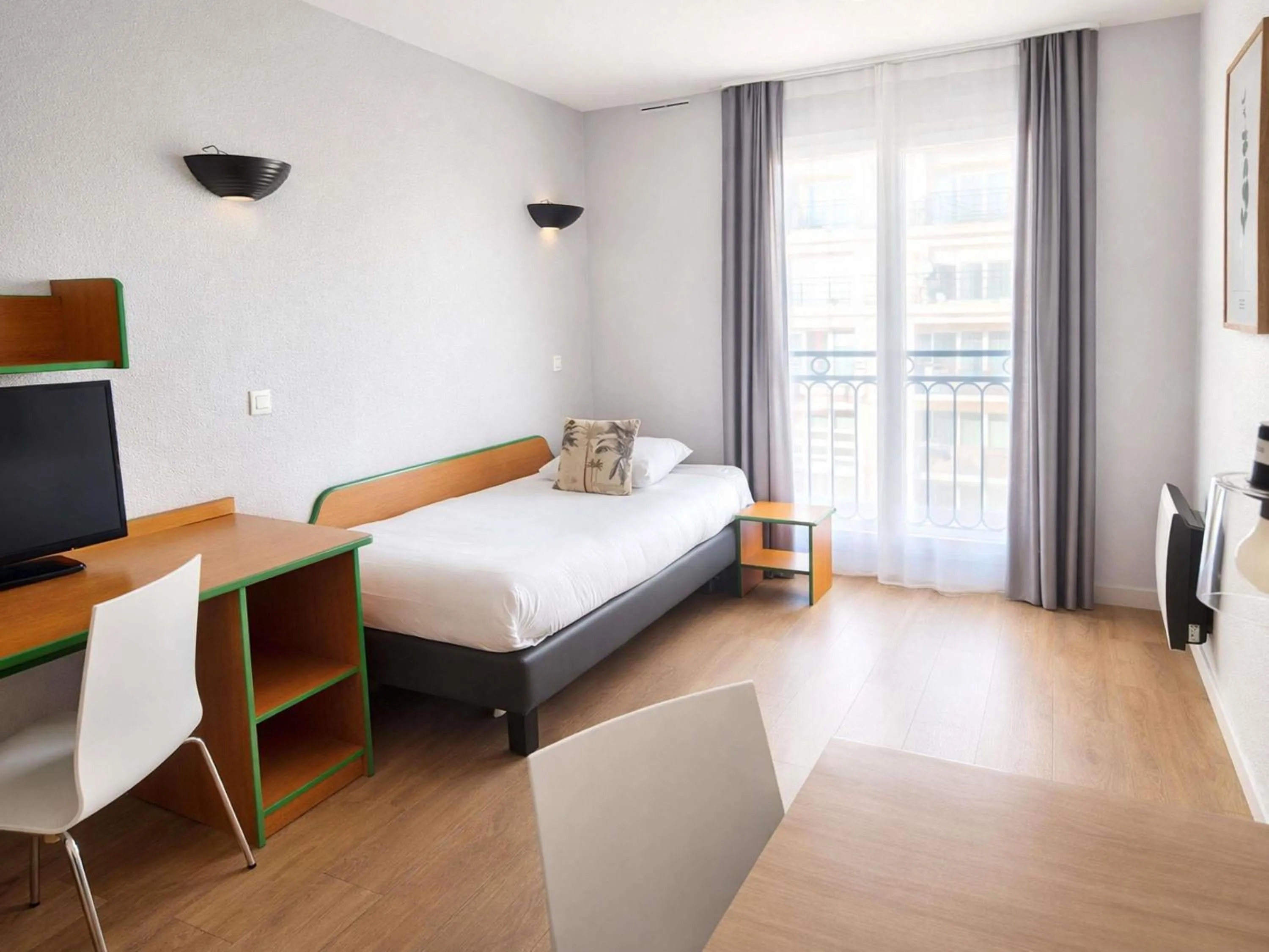 Bedroom, Bed in Aparthotel Adagio Access Paris Maisons-Alfort