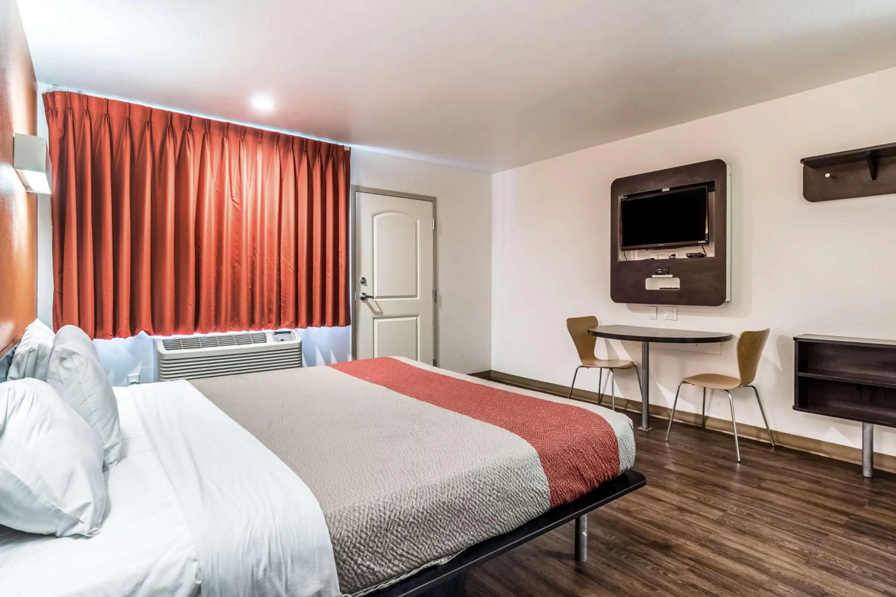 TV and multimedia, Bed in Motel 6-Oceanside, CA, Marina