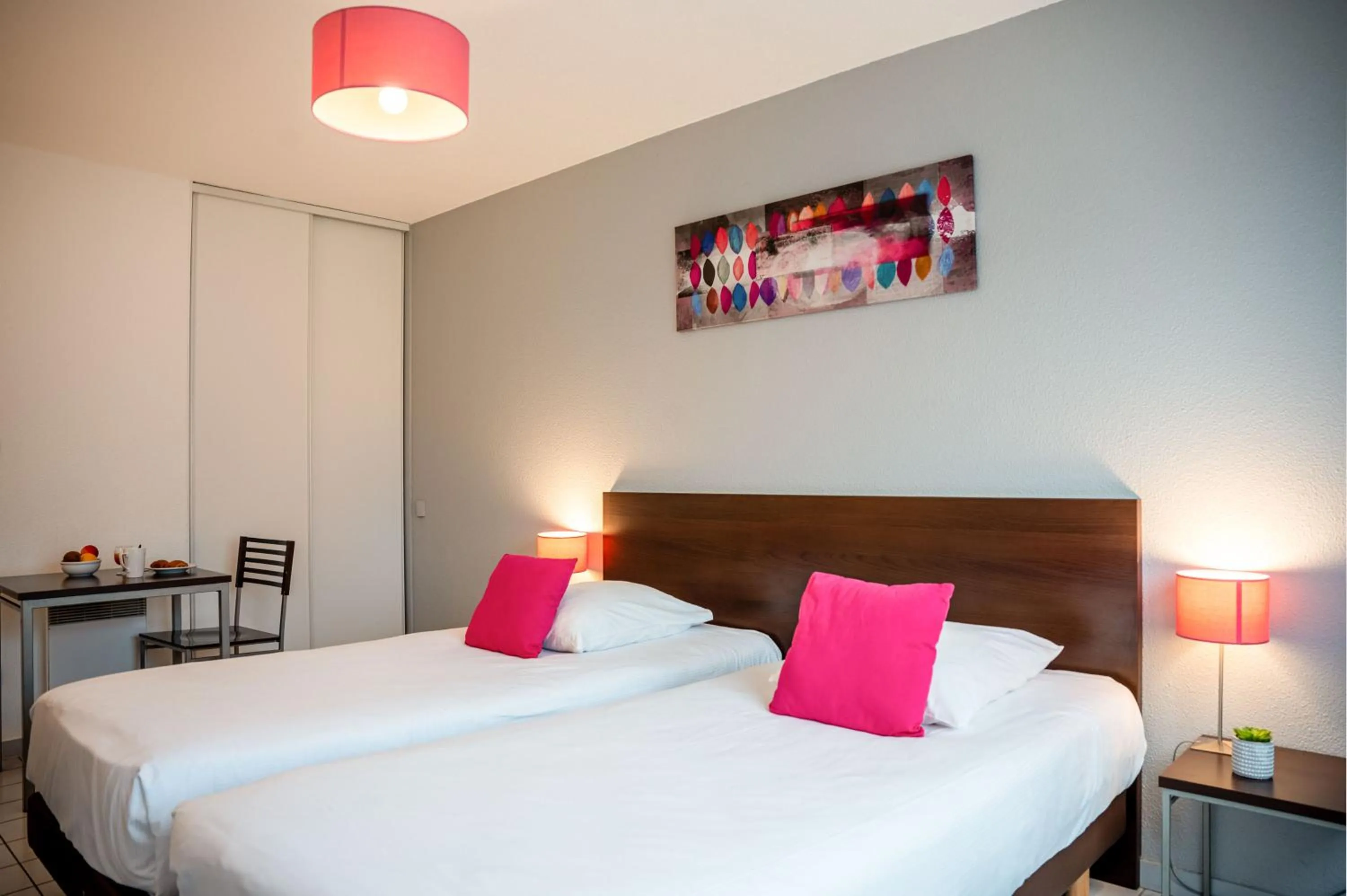 Photo of the whole room, Bed in Comfort Aparthotel Besancon La City