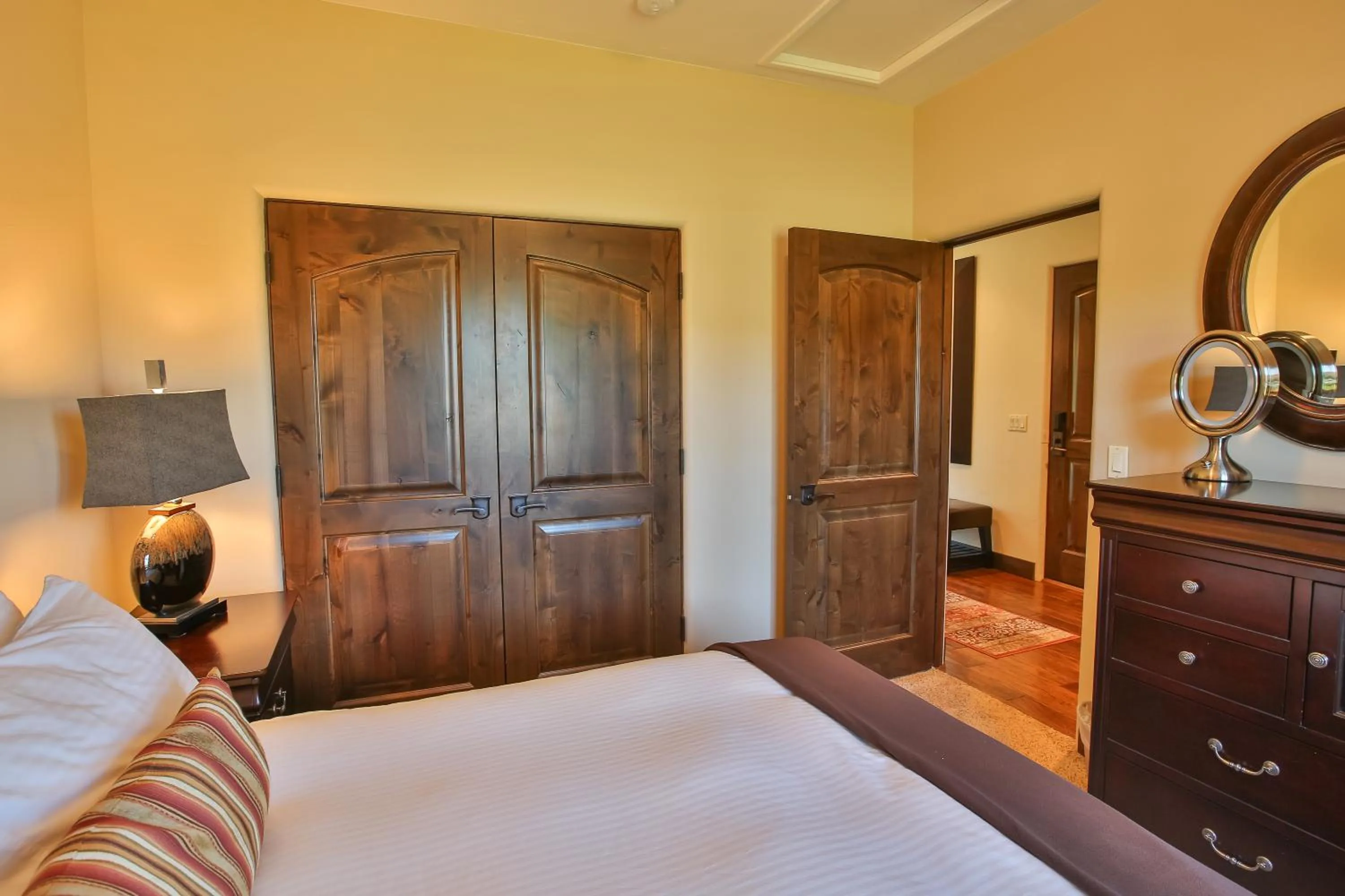 Bed in Columbia Cliff Villas