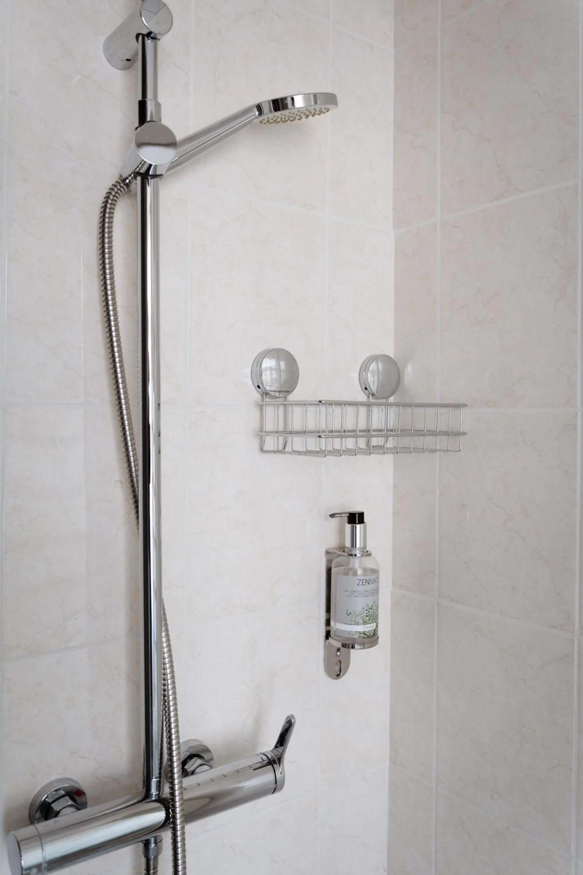 Shower in Hôtel Escurial - Centre Gare