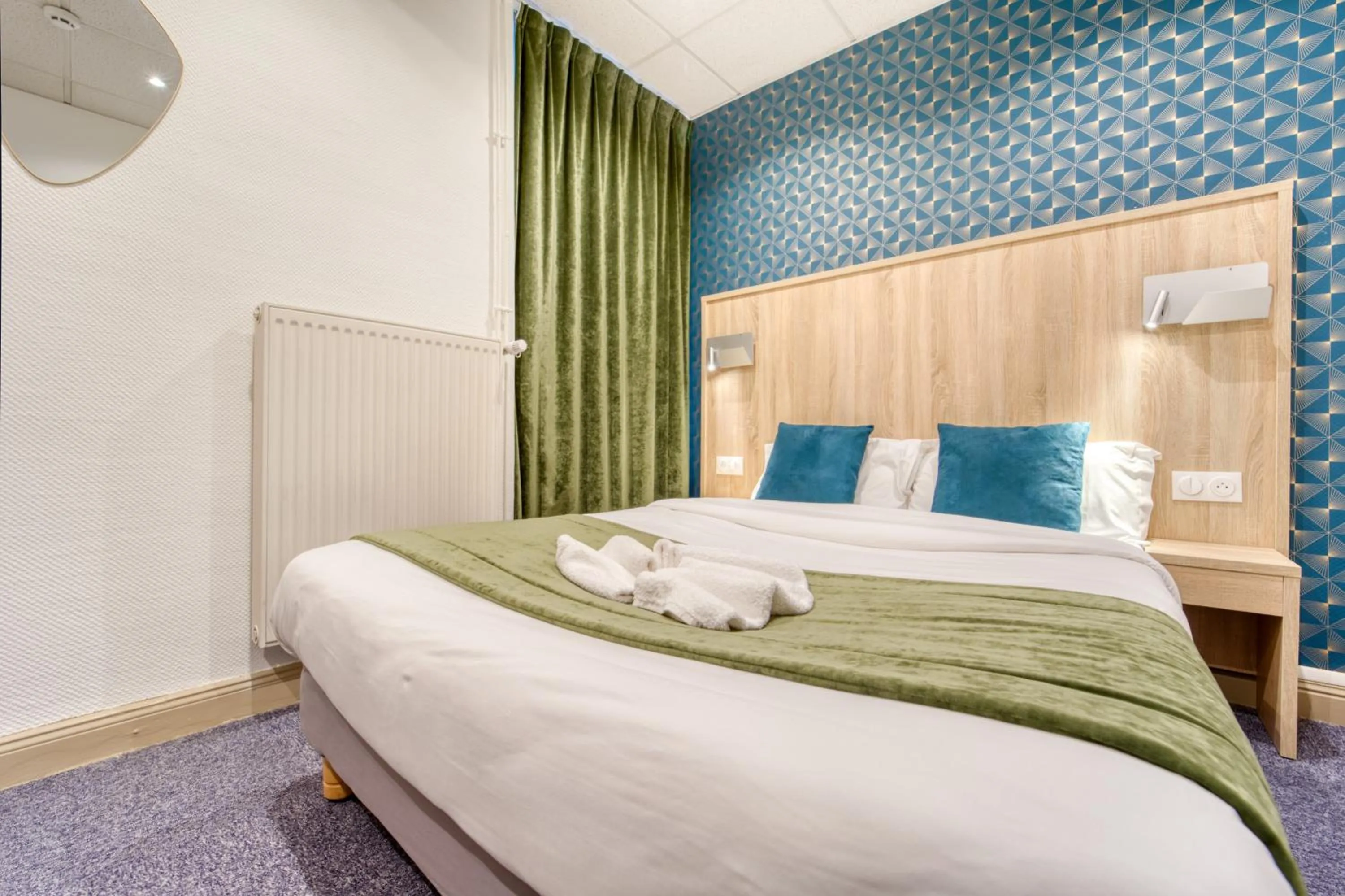 Bed in Hôtel Escurial - Centre Gare