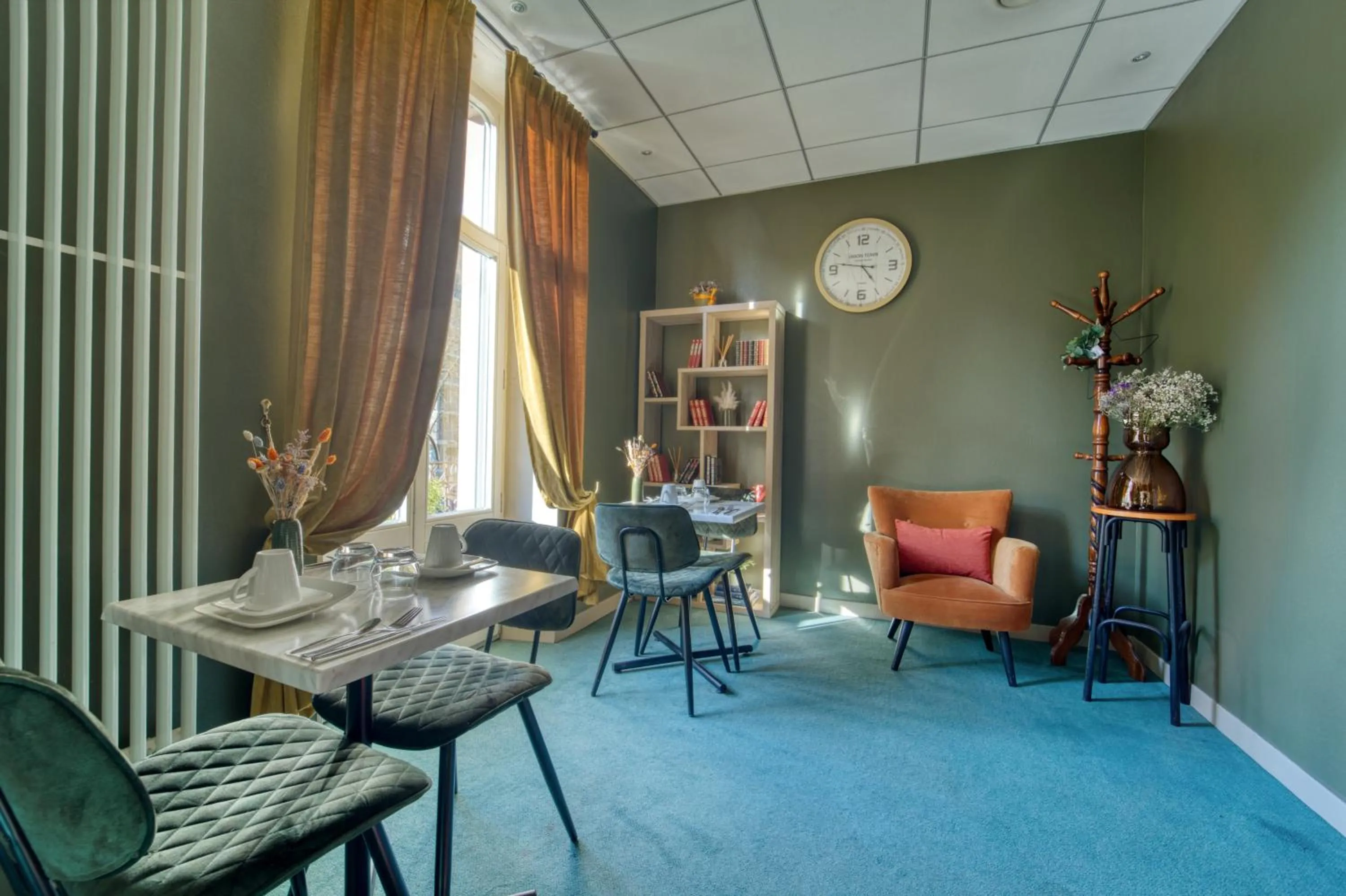 Library in Hôtel Escurial - Centre Gare