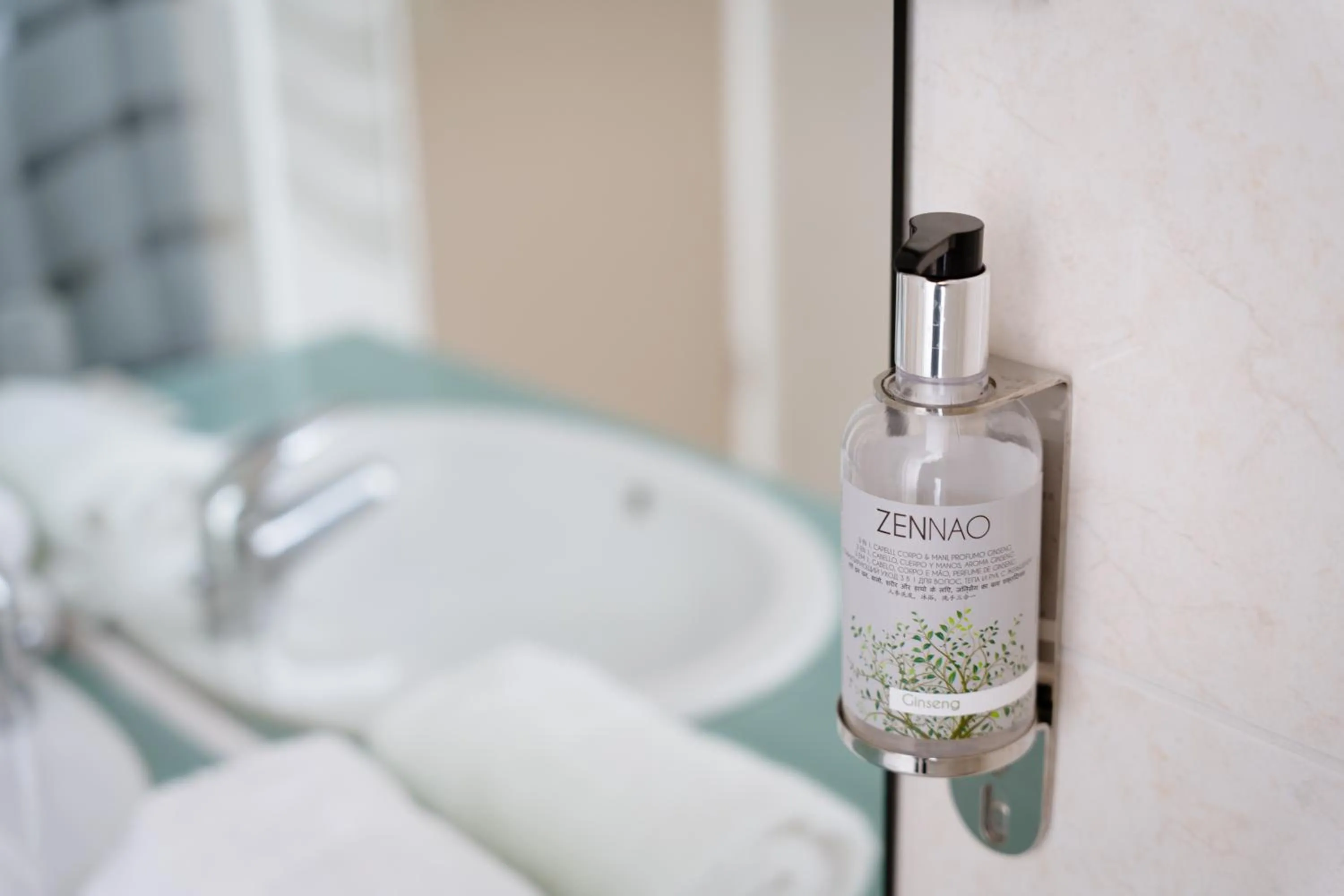 Bathroom in Hôtel Escurial - Centre Gare