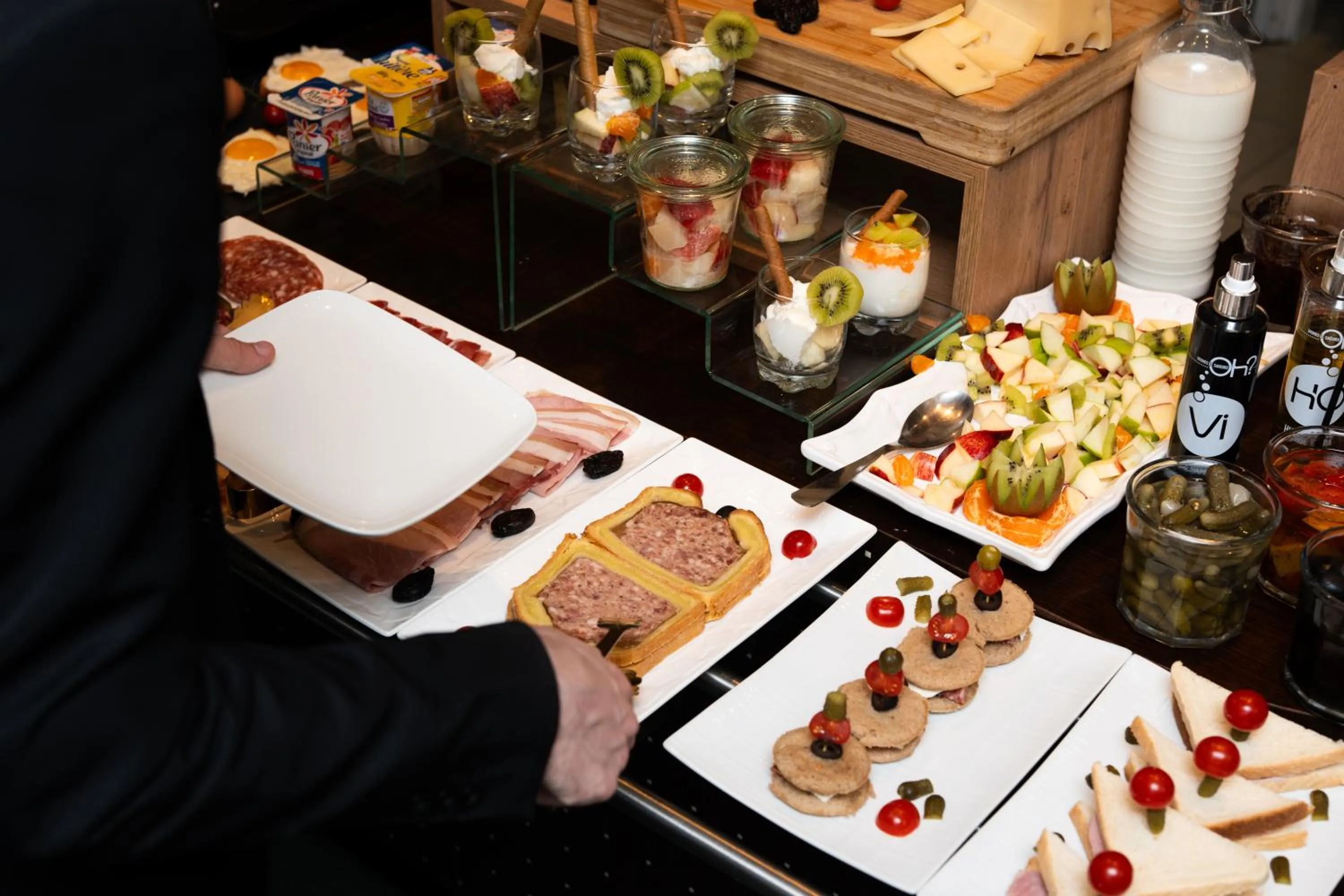 Food and drinks in Hôtel Escurial - Centre Gare