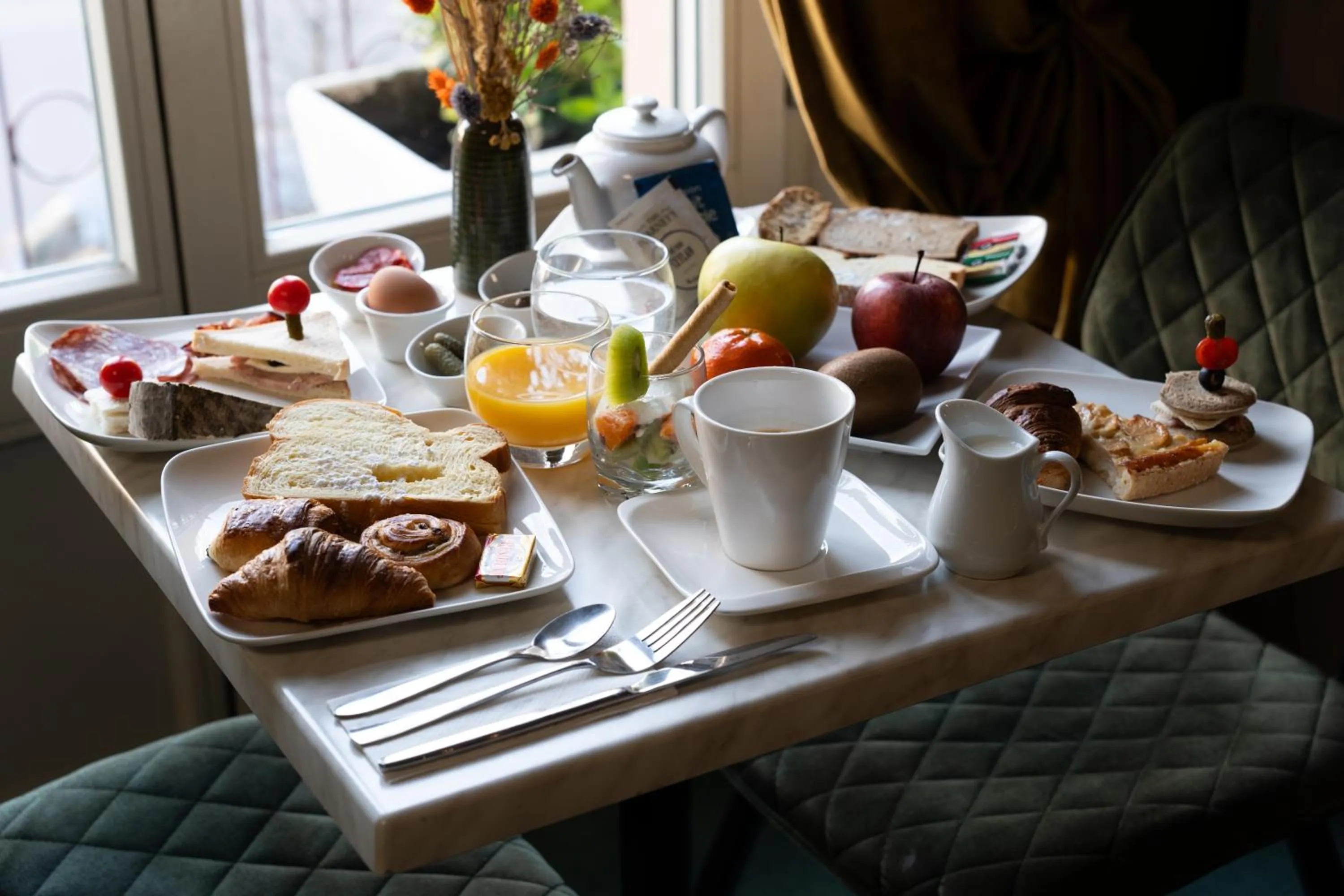 Restaurant/places to eat in Hôtel Escurial - Centre Gare