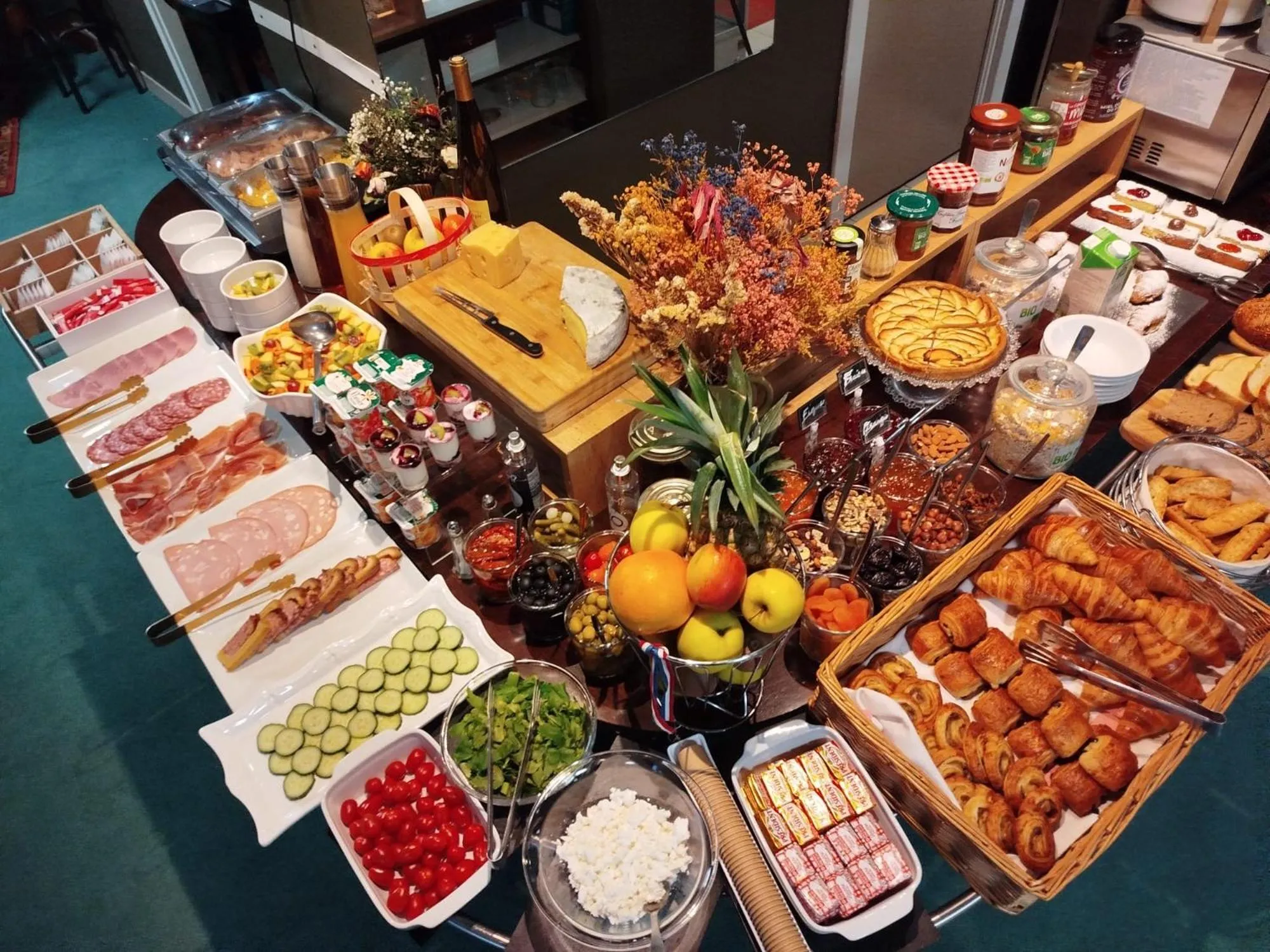 Food and drinks in Hôtel Escurial - Centre Gare