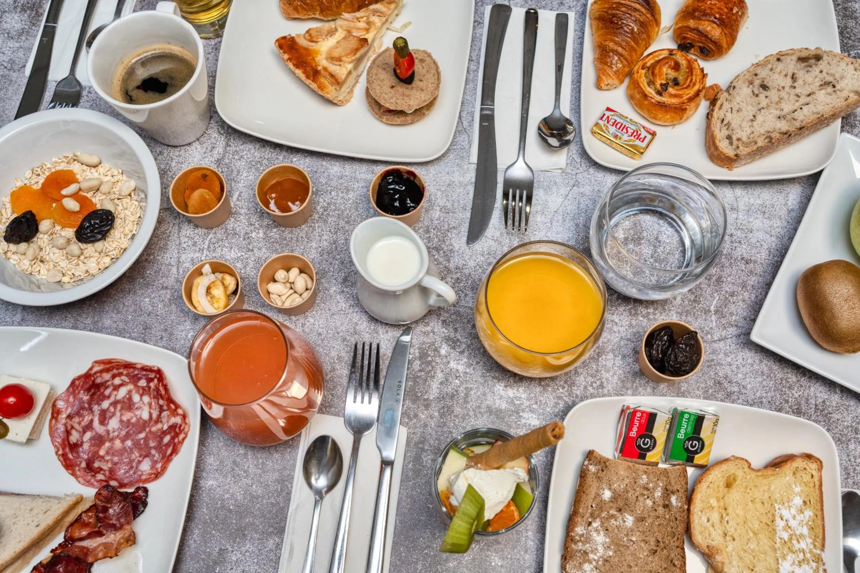 Food and drinks in Hôtel Escurial - Centre Gare