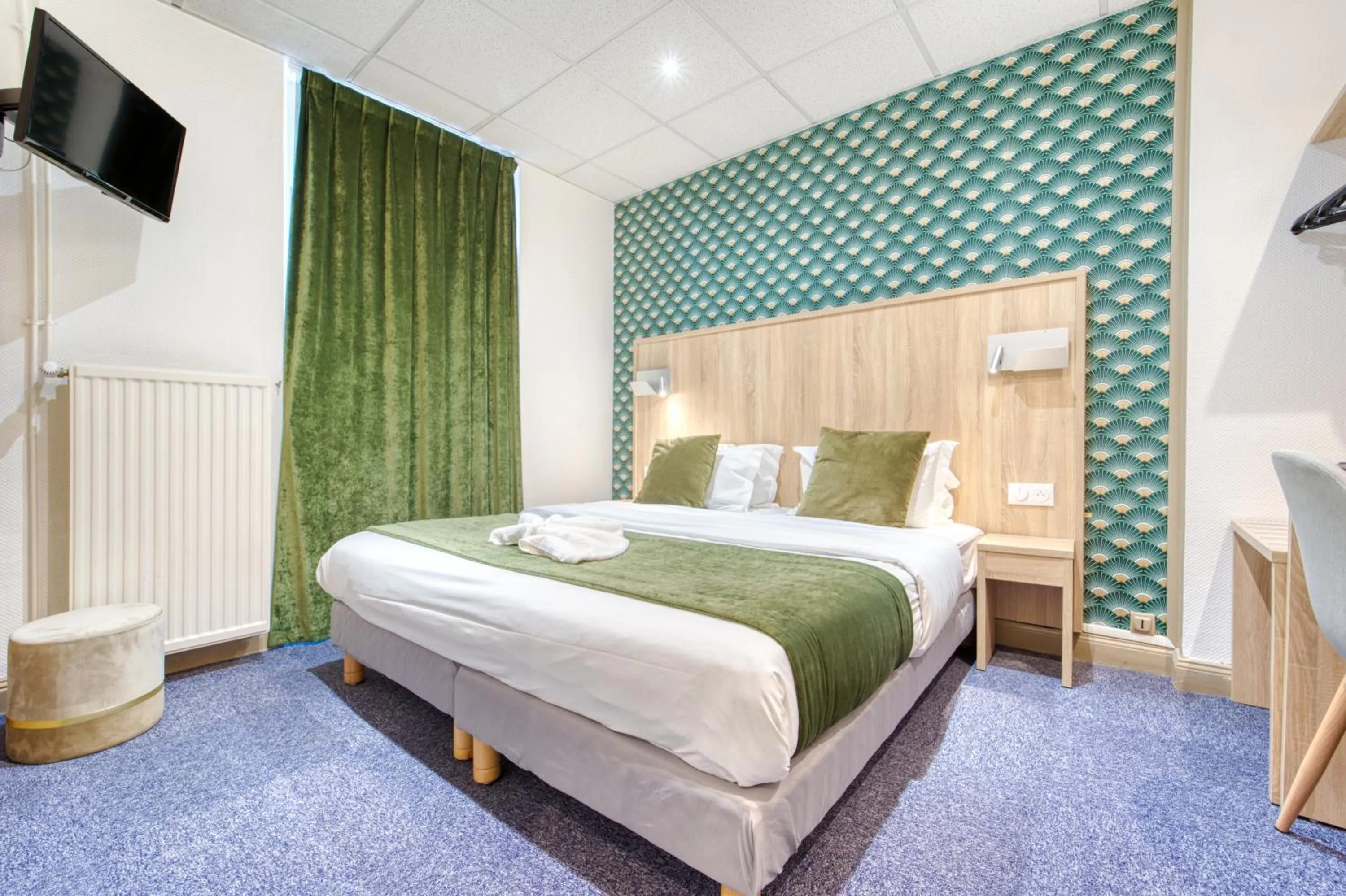 TV and multimedia, Bed in Hôtel Escurial - Centre Gare