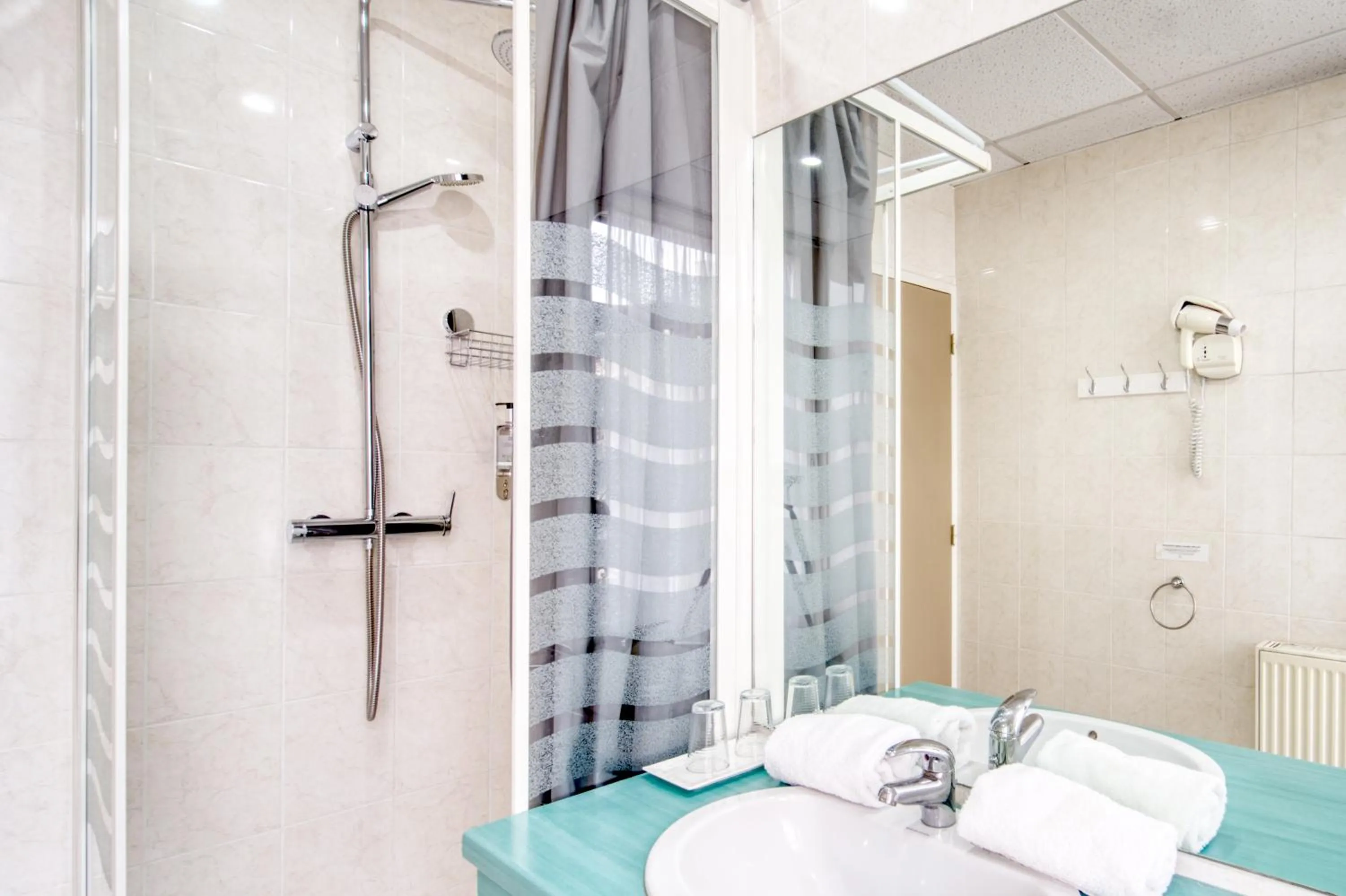 Shower, Bed in Hôtel Escurial - Centre Gare