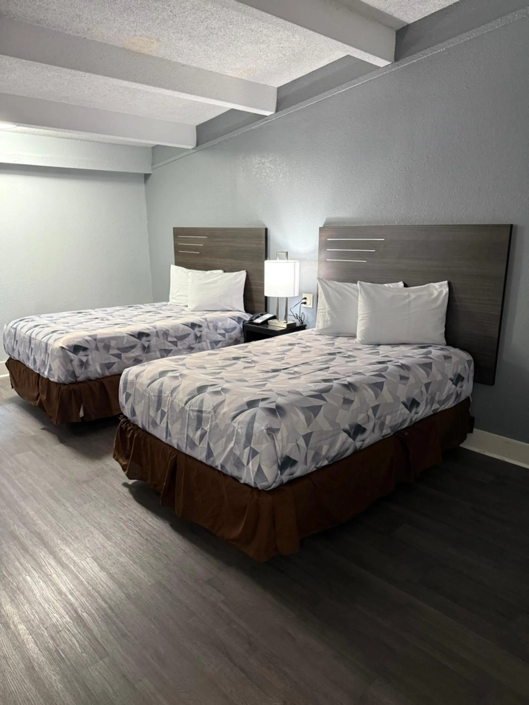 Photo of the whole room, Bed in Econo Lodge Montgomery South I-65