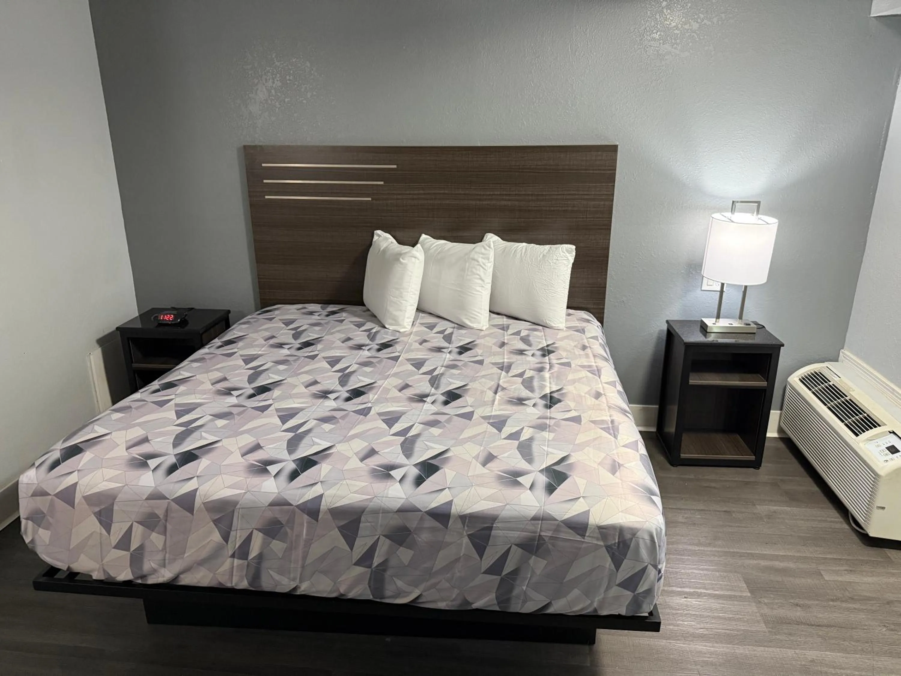 Bed in Econo Lodge Montgomery South I-65