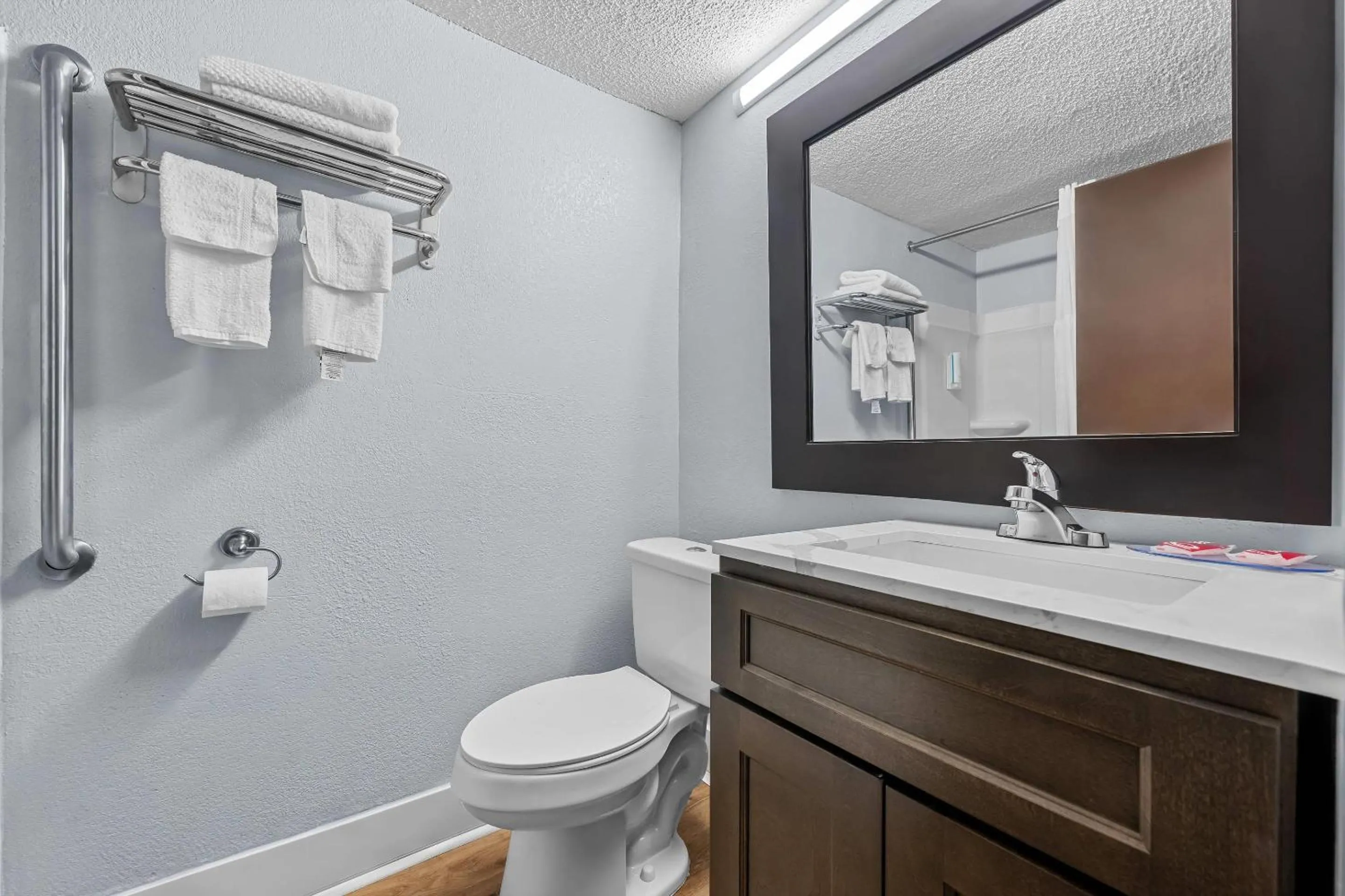 Bedroom in Econo Lodge Montgomery South I-65