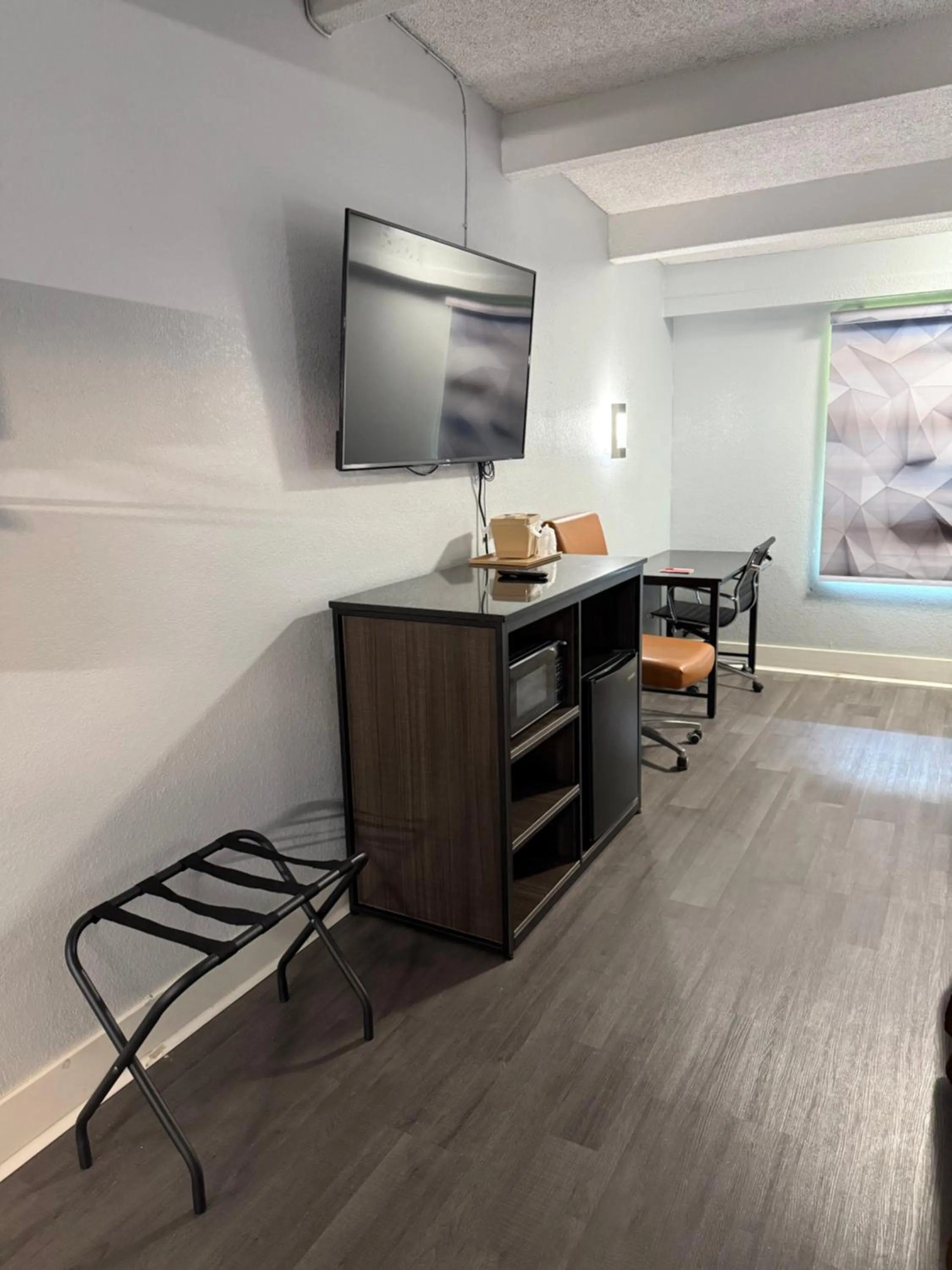 TV and multimedia in Econo Lodge Montgomery South I-65